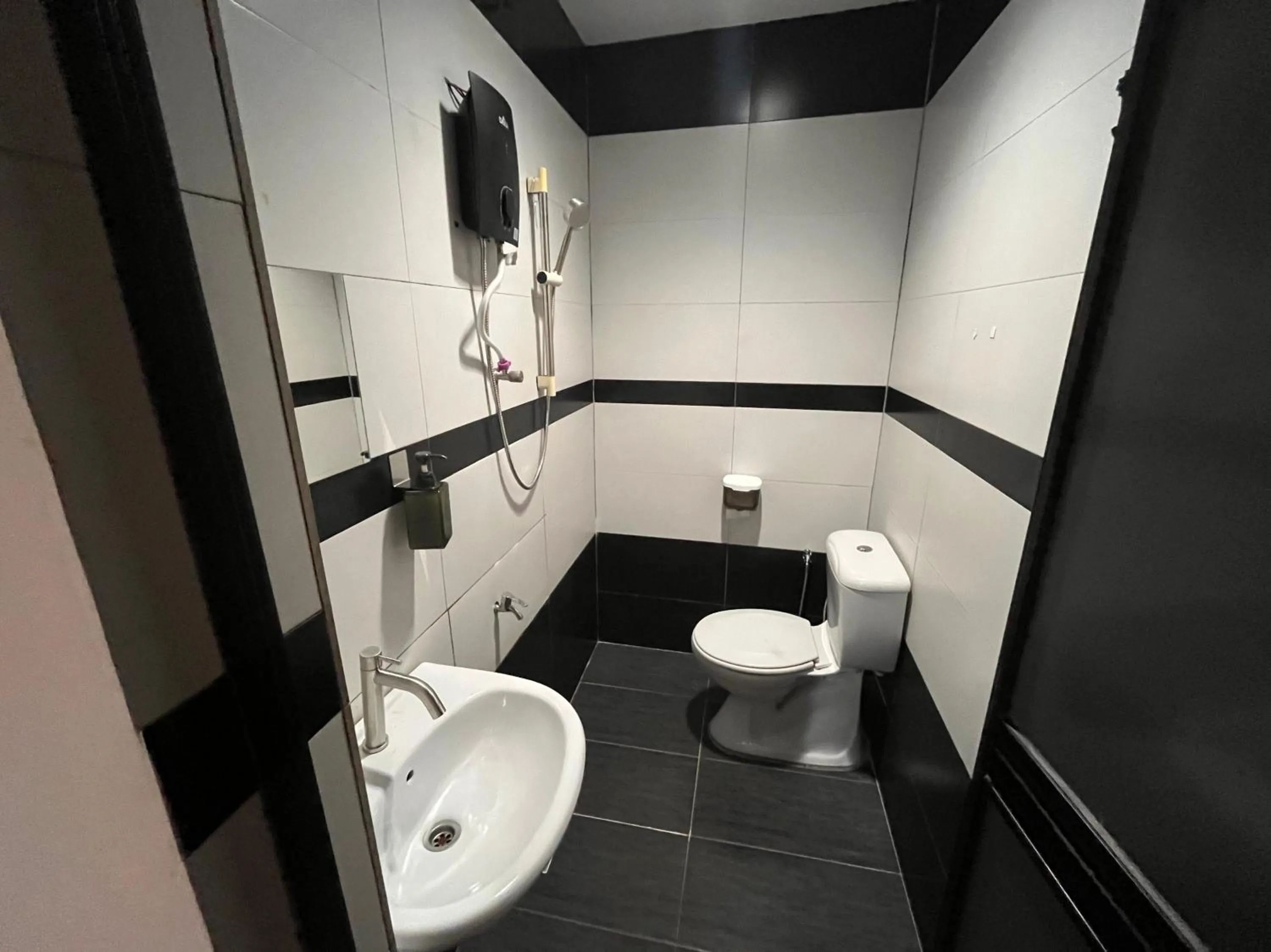 Bathroom in Hotel O Tampoi Sojourn