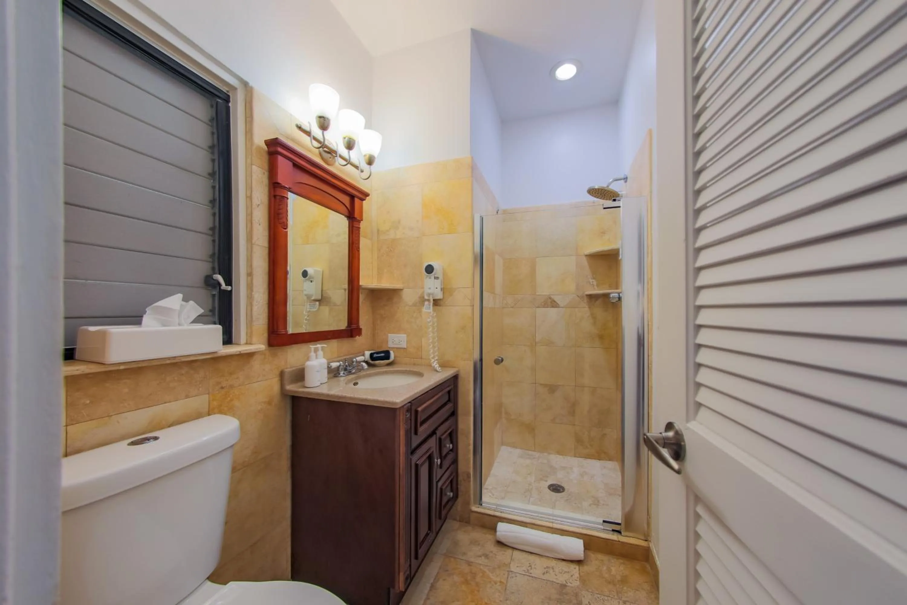 Shower in Tamarind Reef Resort Spa & Marina