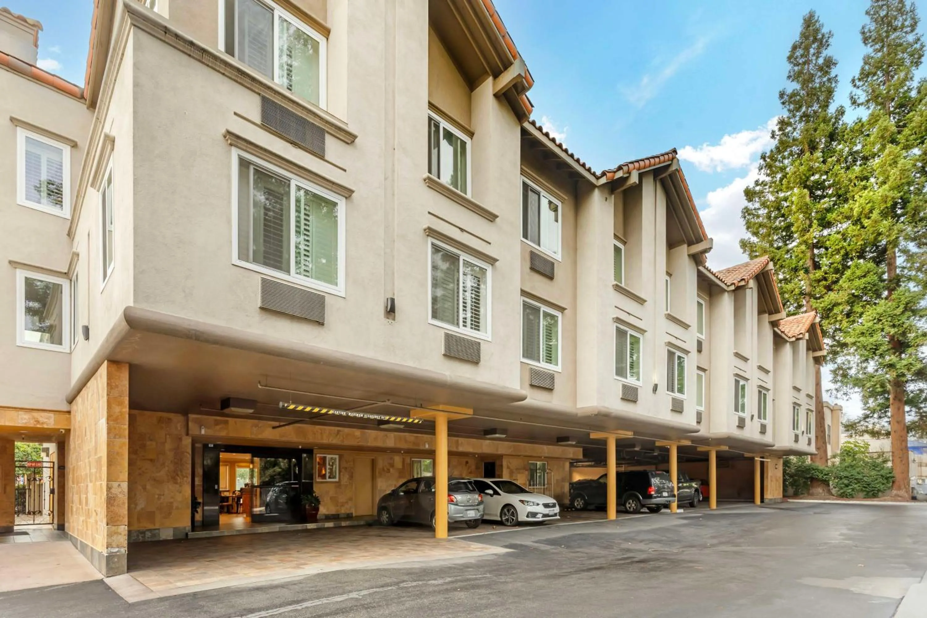 Property building in Best Western Plus Airport Plaza