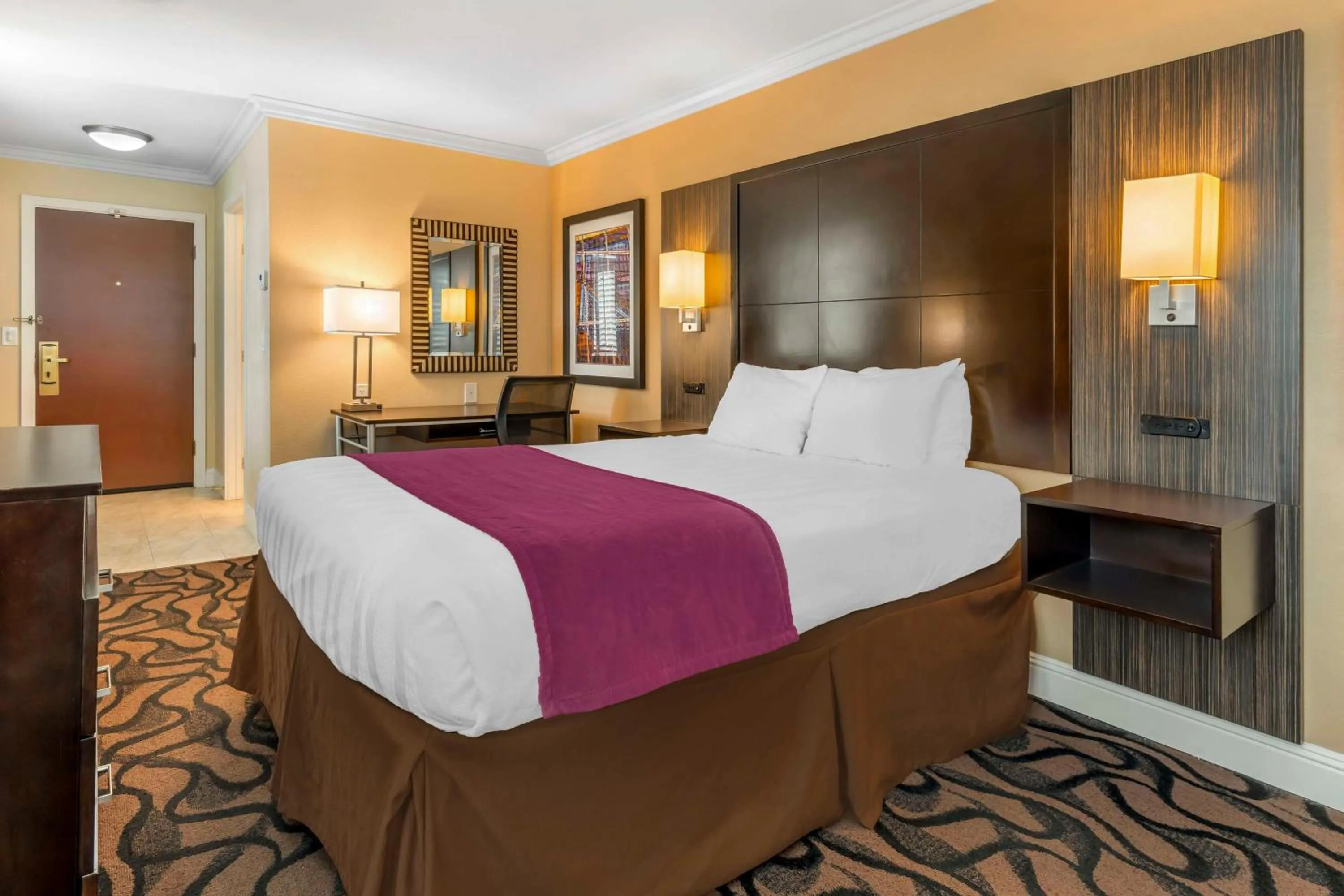 Bedroom, Bed in Best Western Plus Airport Plaza