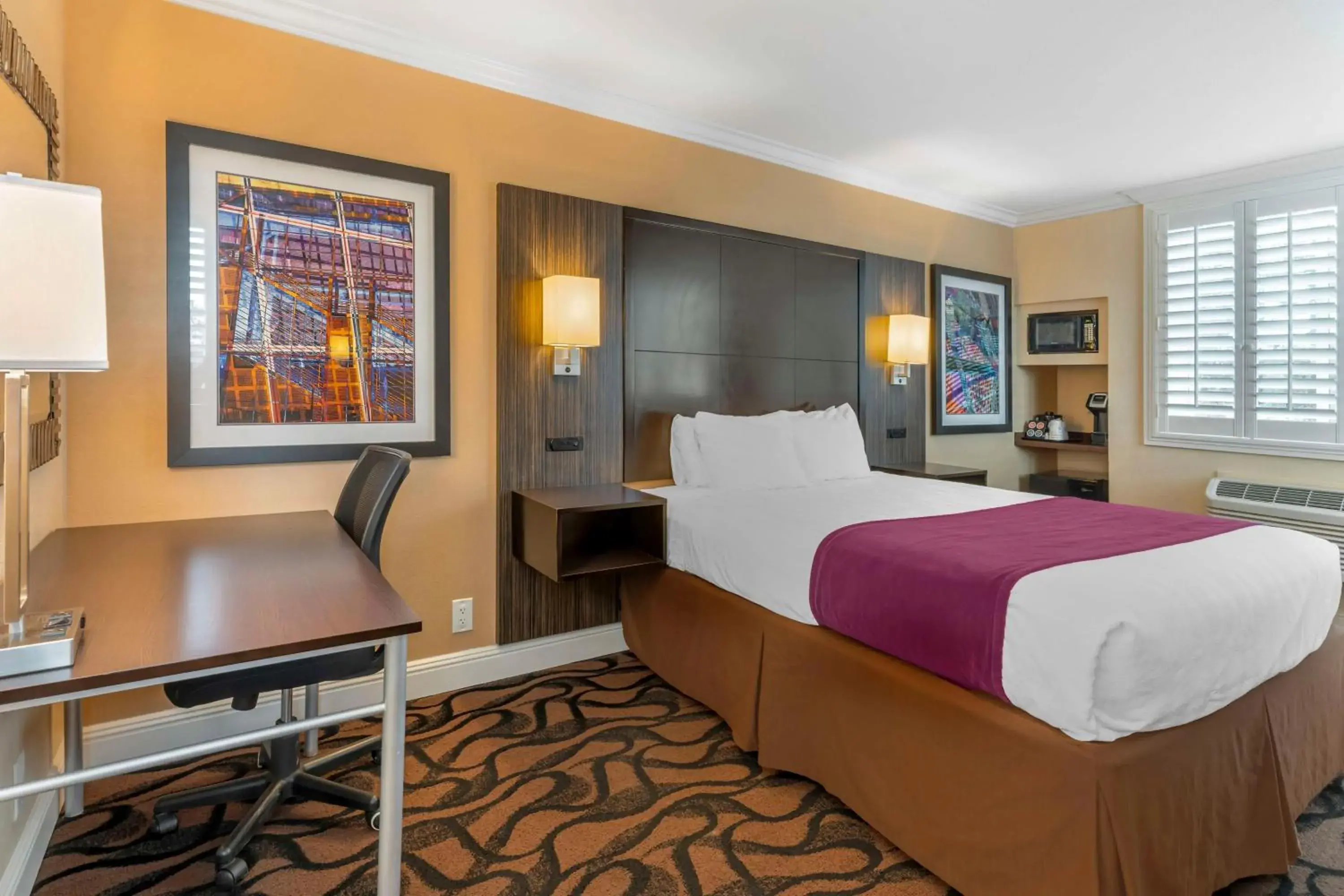 Queen Room - Non-Smoking in Best Western Plus Airport Plaza Queen Room - Non-Smoking in Best Western Plus Airport Plaza