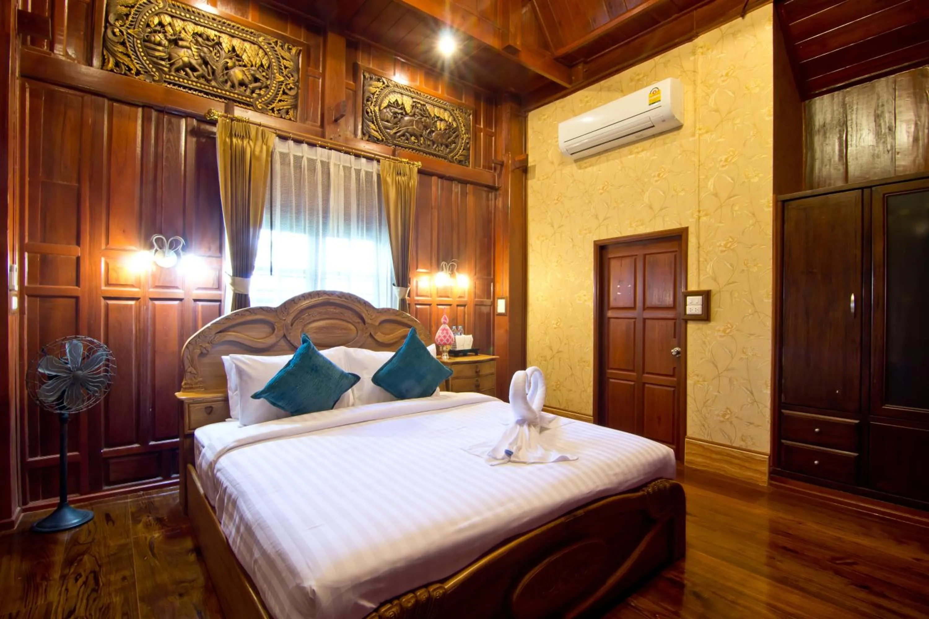 Photo of the whole room, Bed in Bueng Bua Thong Resort