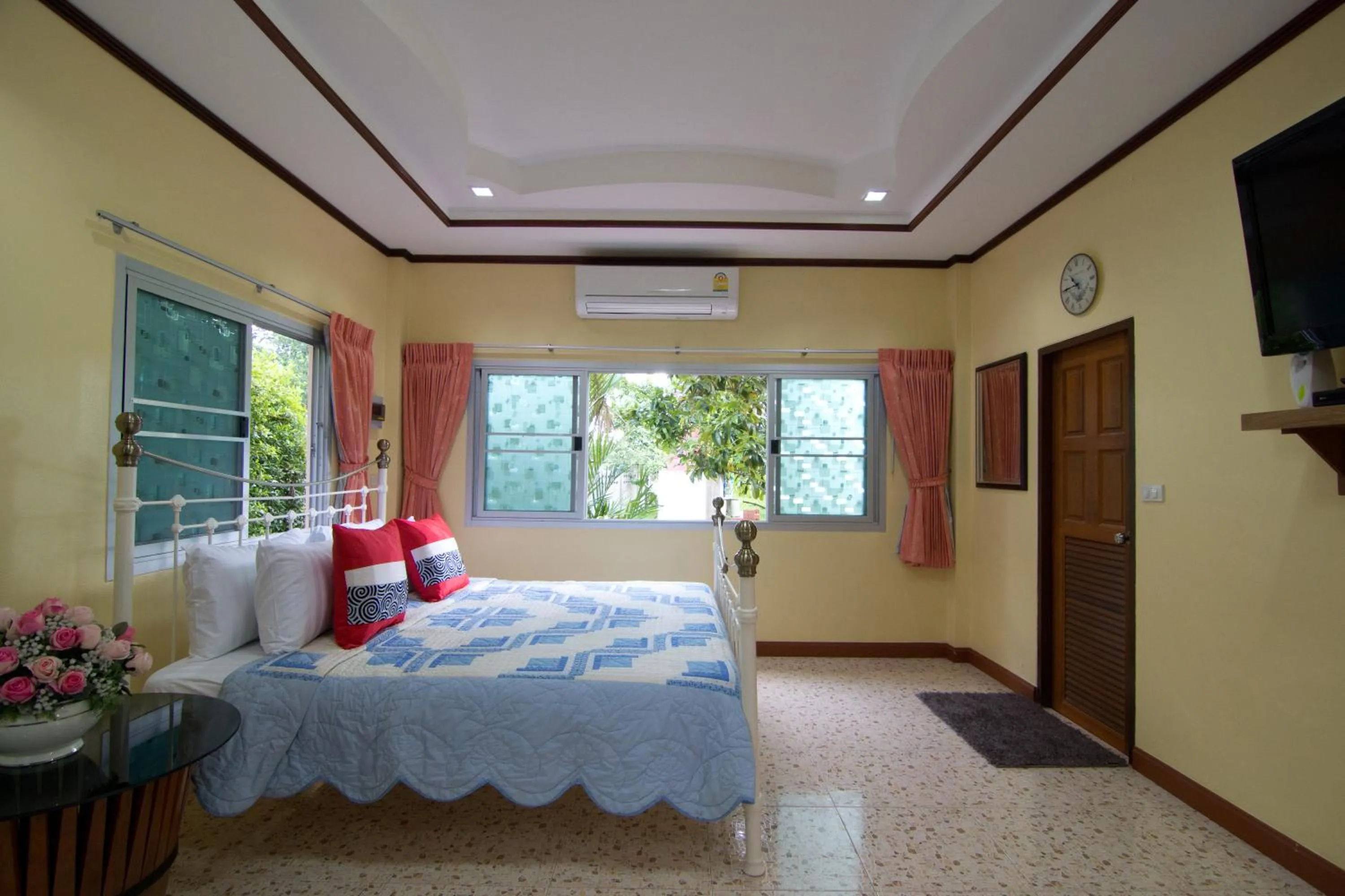 Bedroom, Bed in Bueng Bua Thong Resort