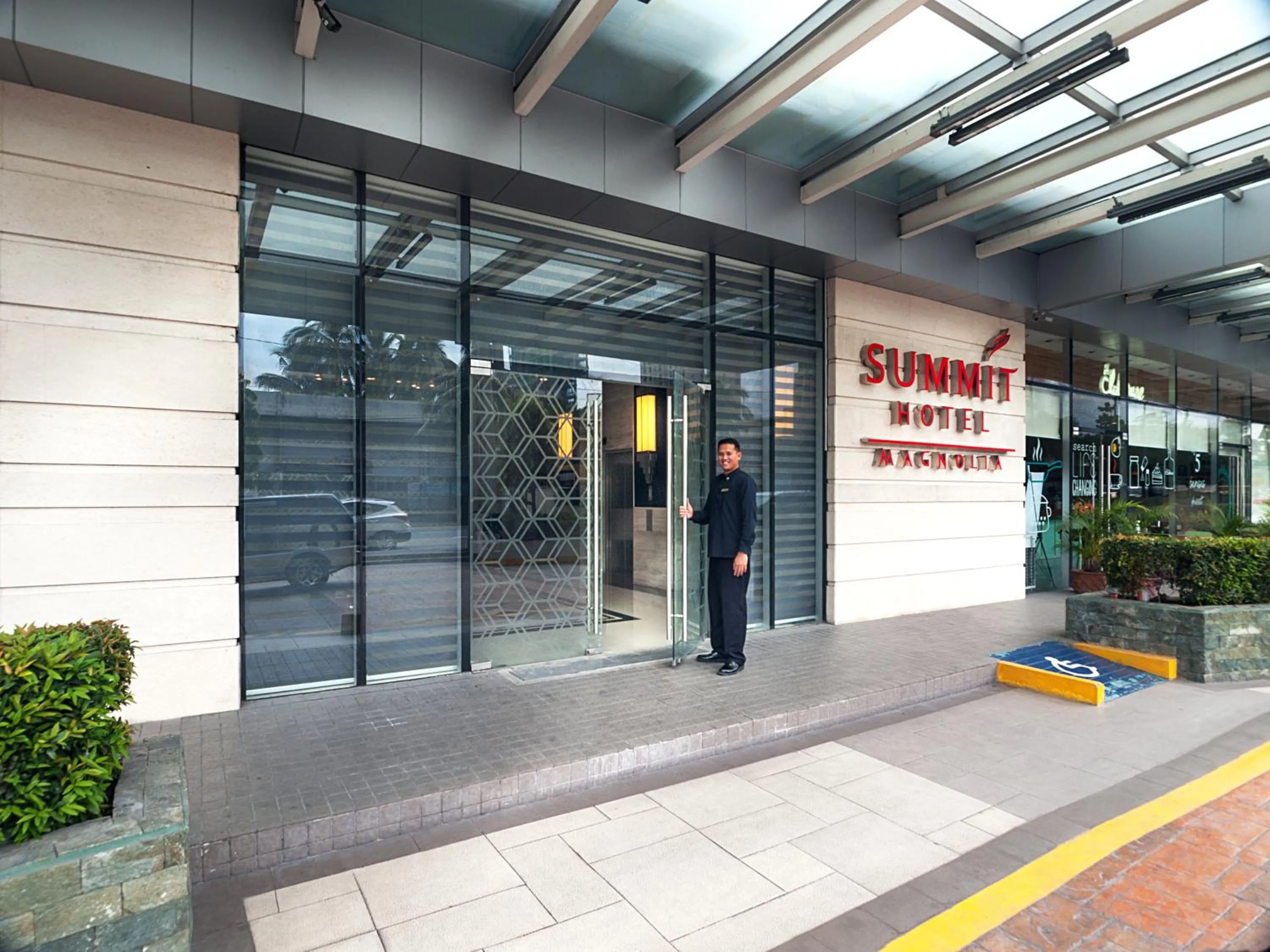Facade/entrance in Summit Hotel Magnolia