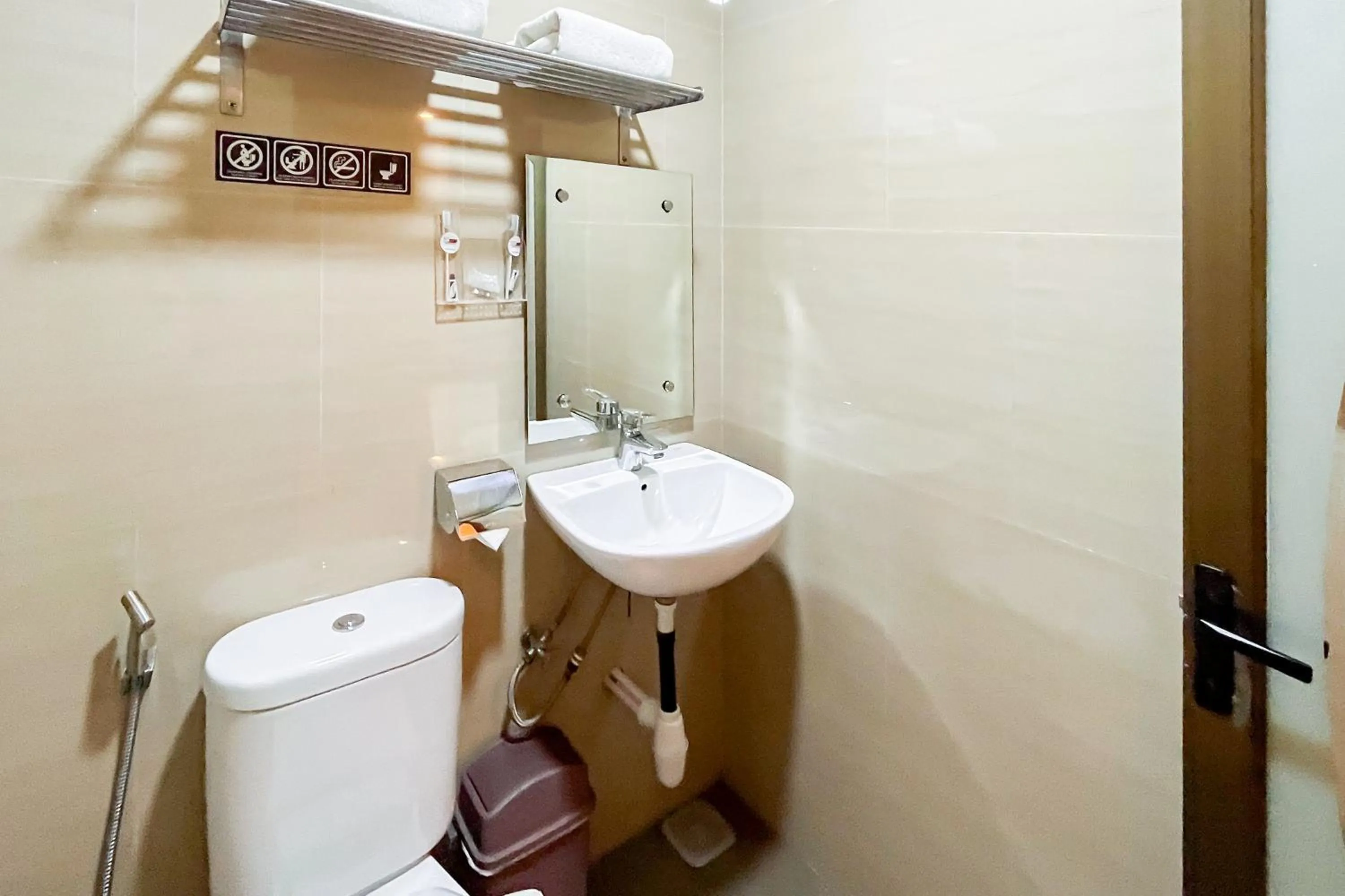 Bathroom in Urbanview Hotel X Ten Harbour Bay Batam