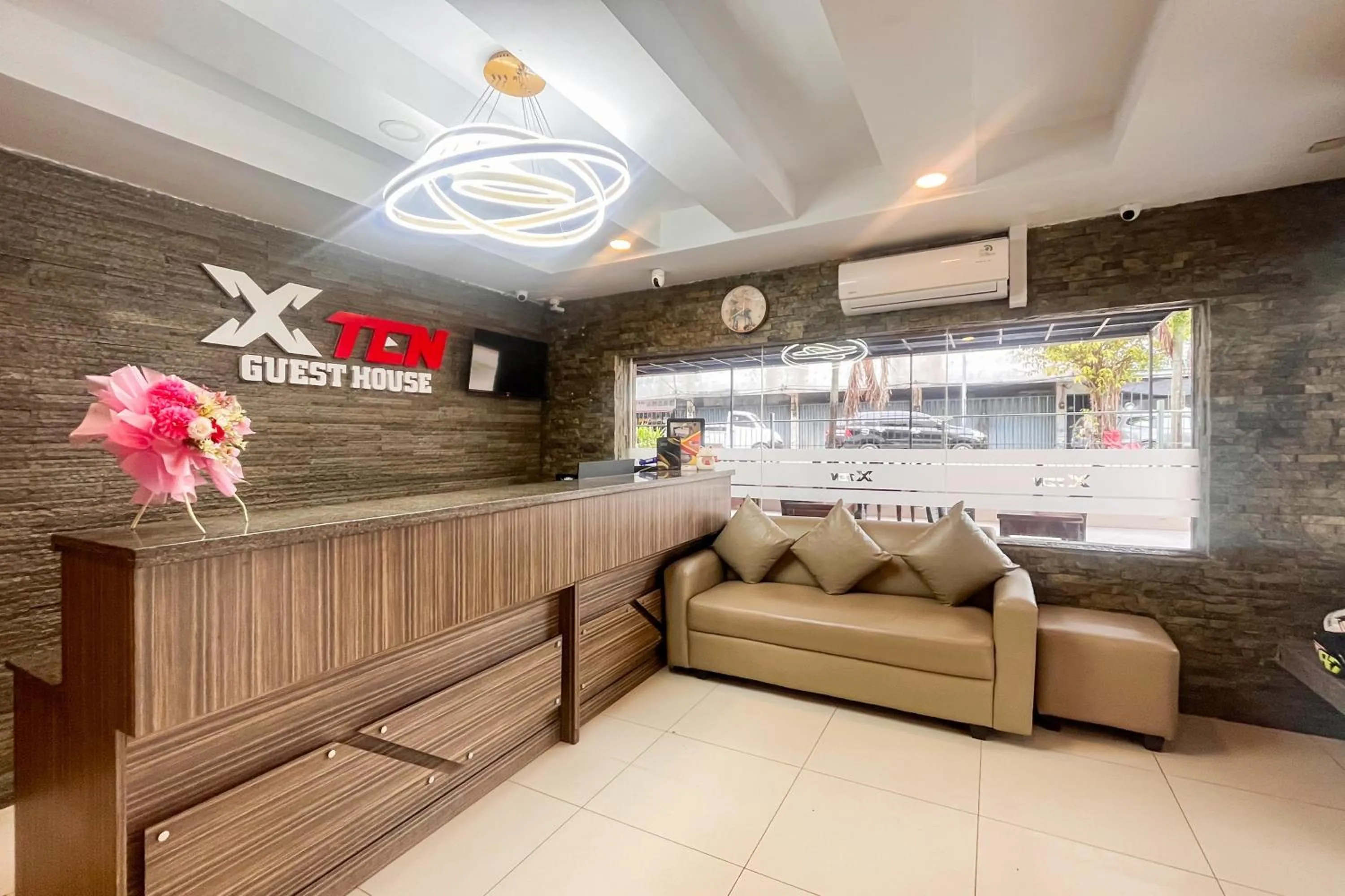 Lobby or reception in Urbanview Hotel X Ten Harbour Bay Batam