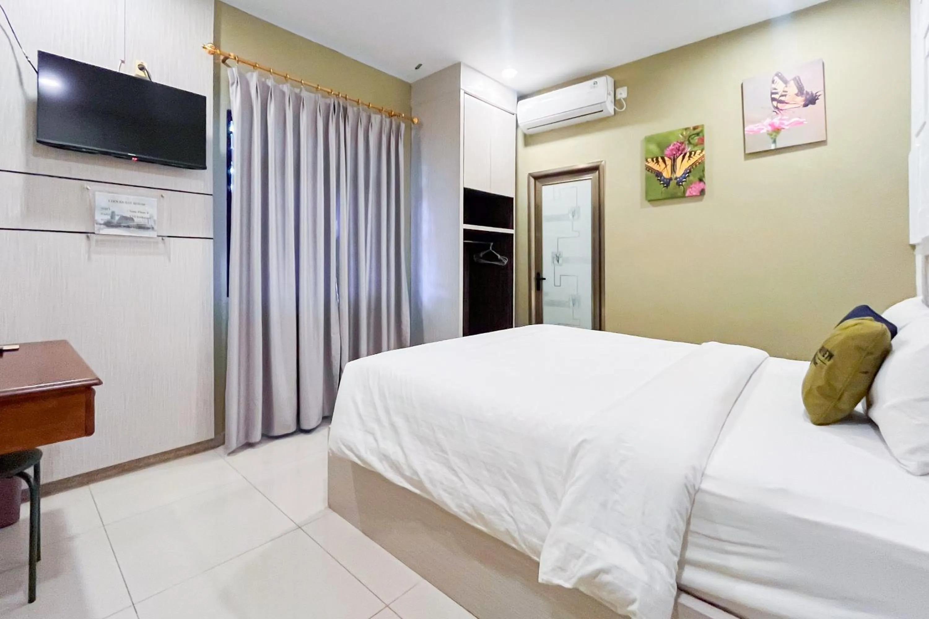 Bedroom, Bed in Urbanview Hotel X Ten Harbour Bay Batam