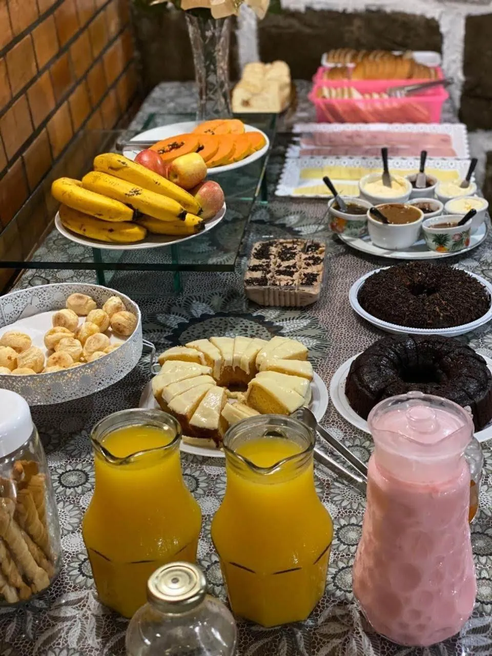 Buffet breakfast in Chalé das Neves