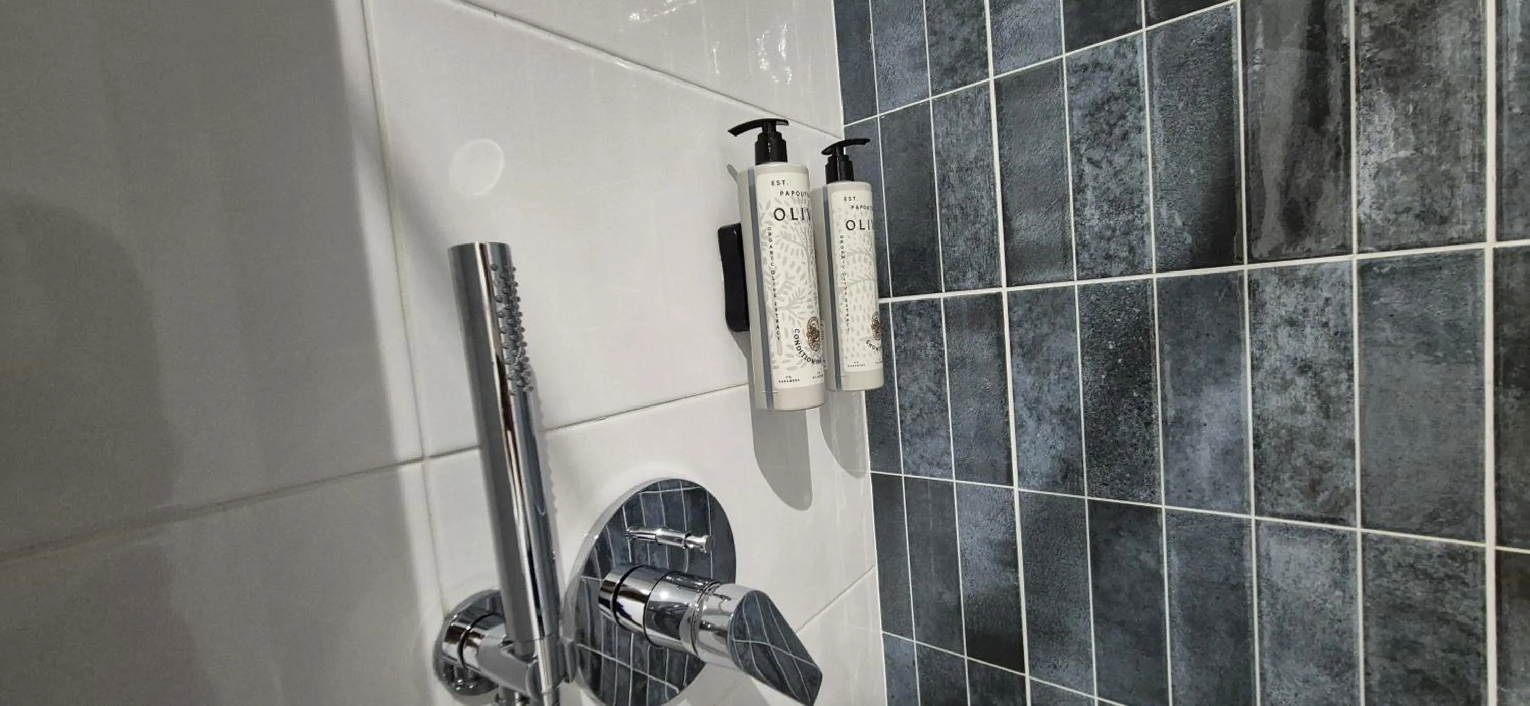 Shower in Figleaf Kypseli