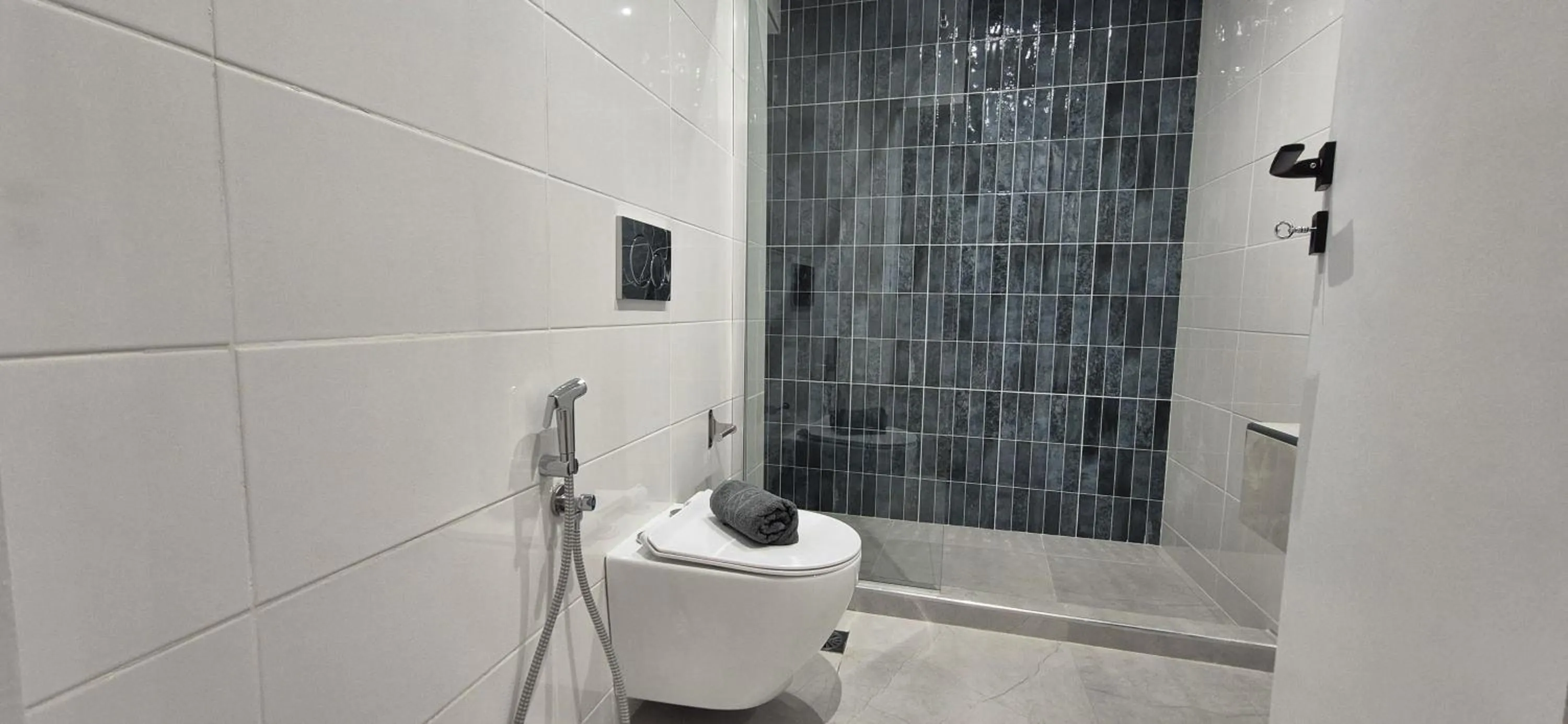 Shower in Figleaf Kypseli