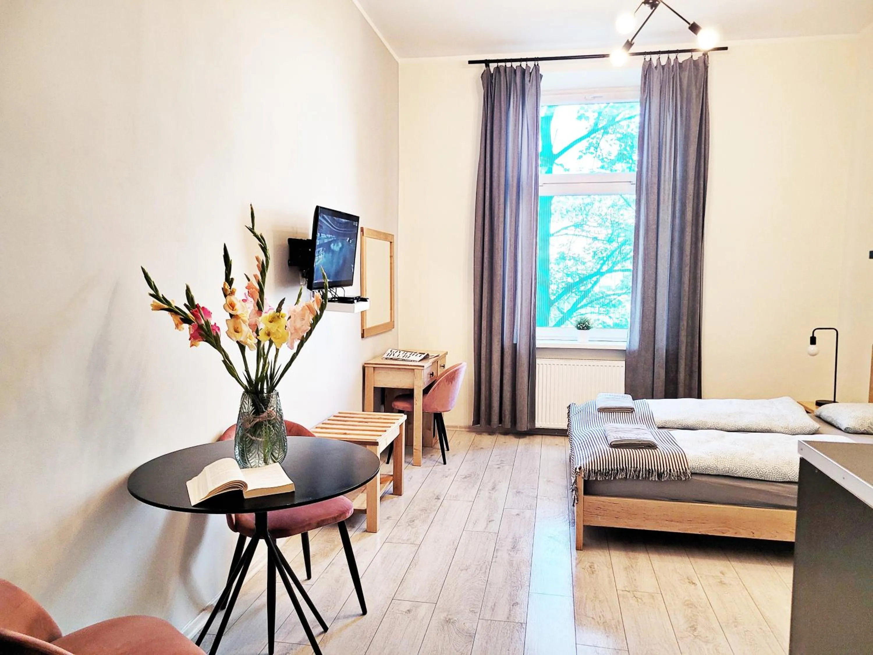 Communal lounge/ TV room, Bed in DReAM Main Station