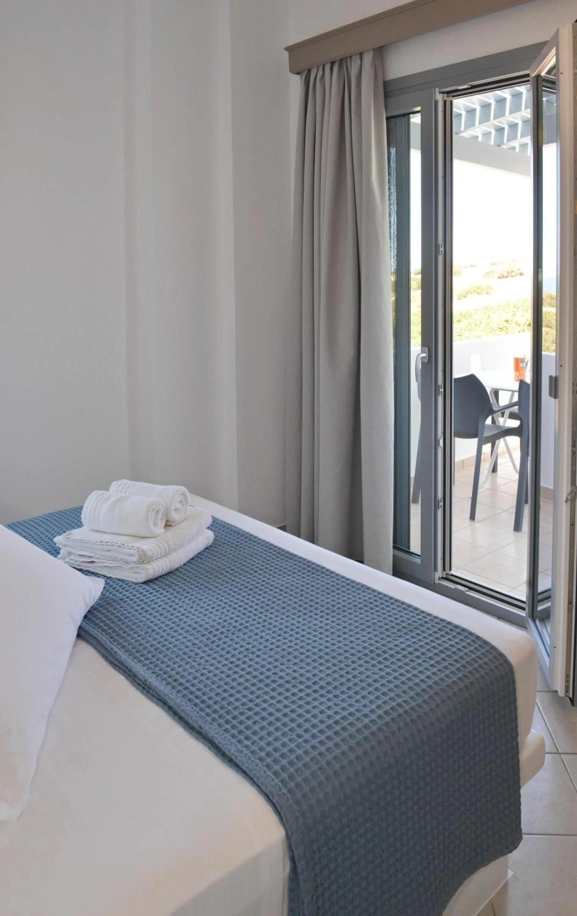 Bed in Paradise Studios