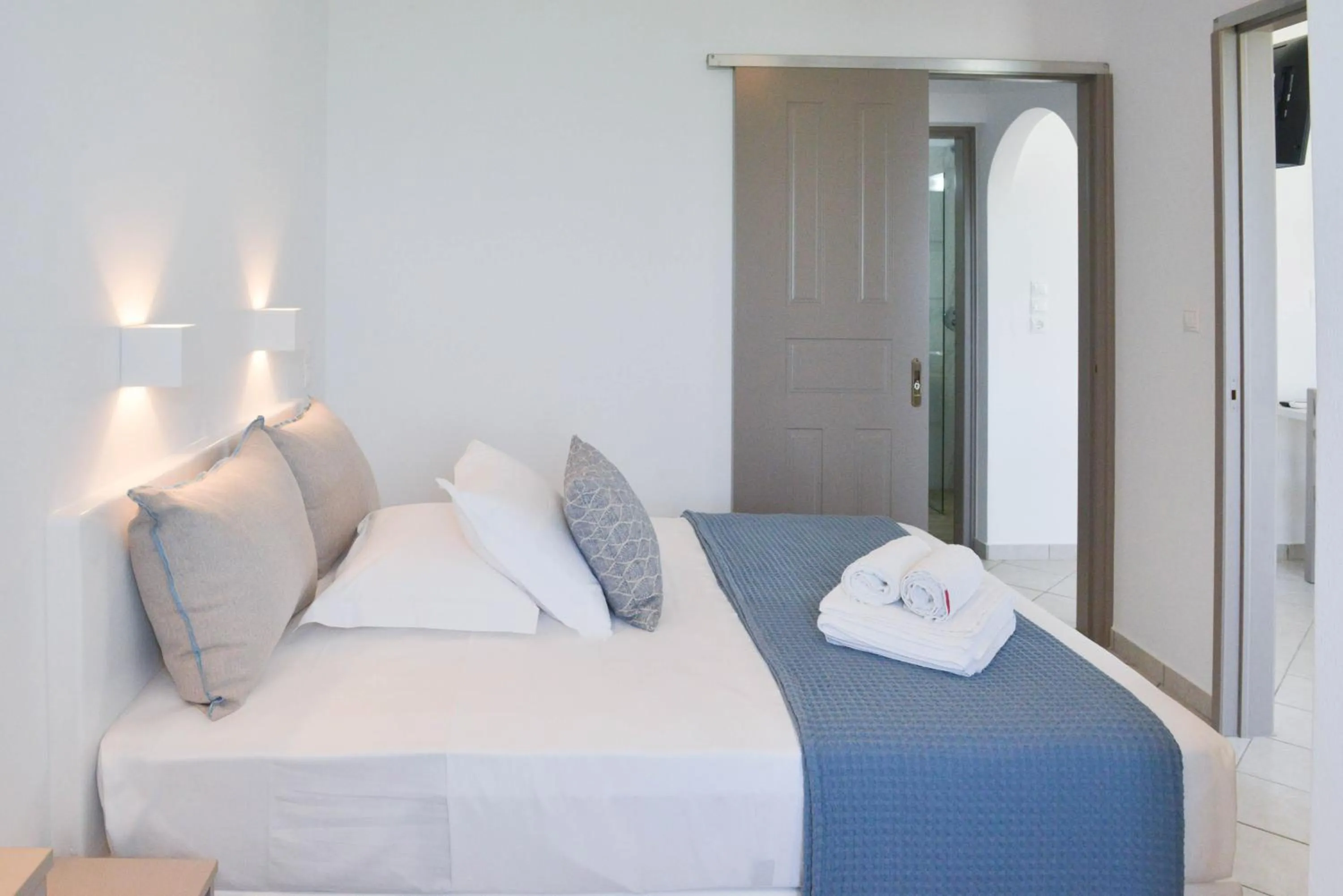 Bed in Paradise Studios