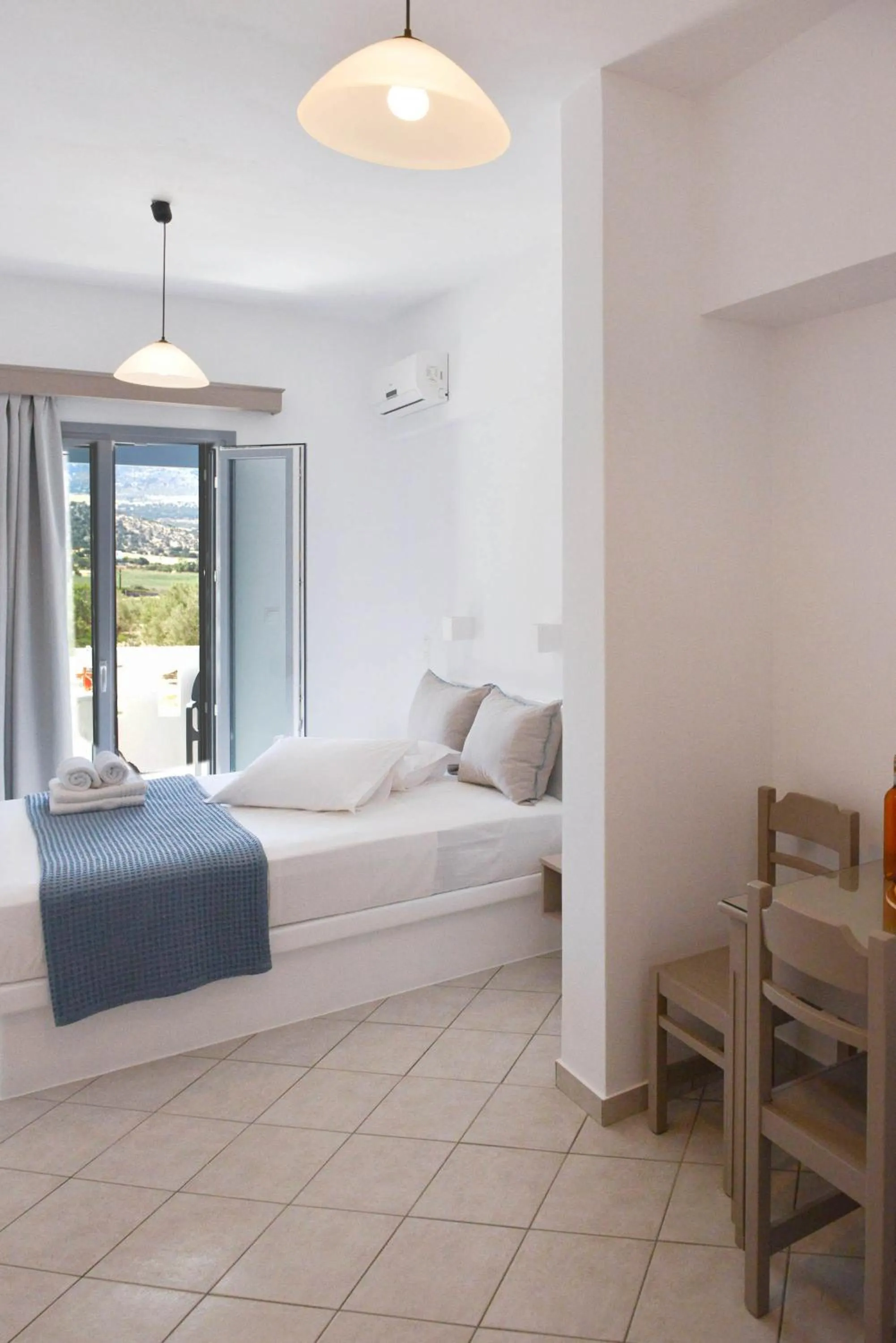 Bed in Paradise Studios