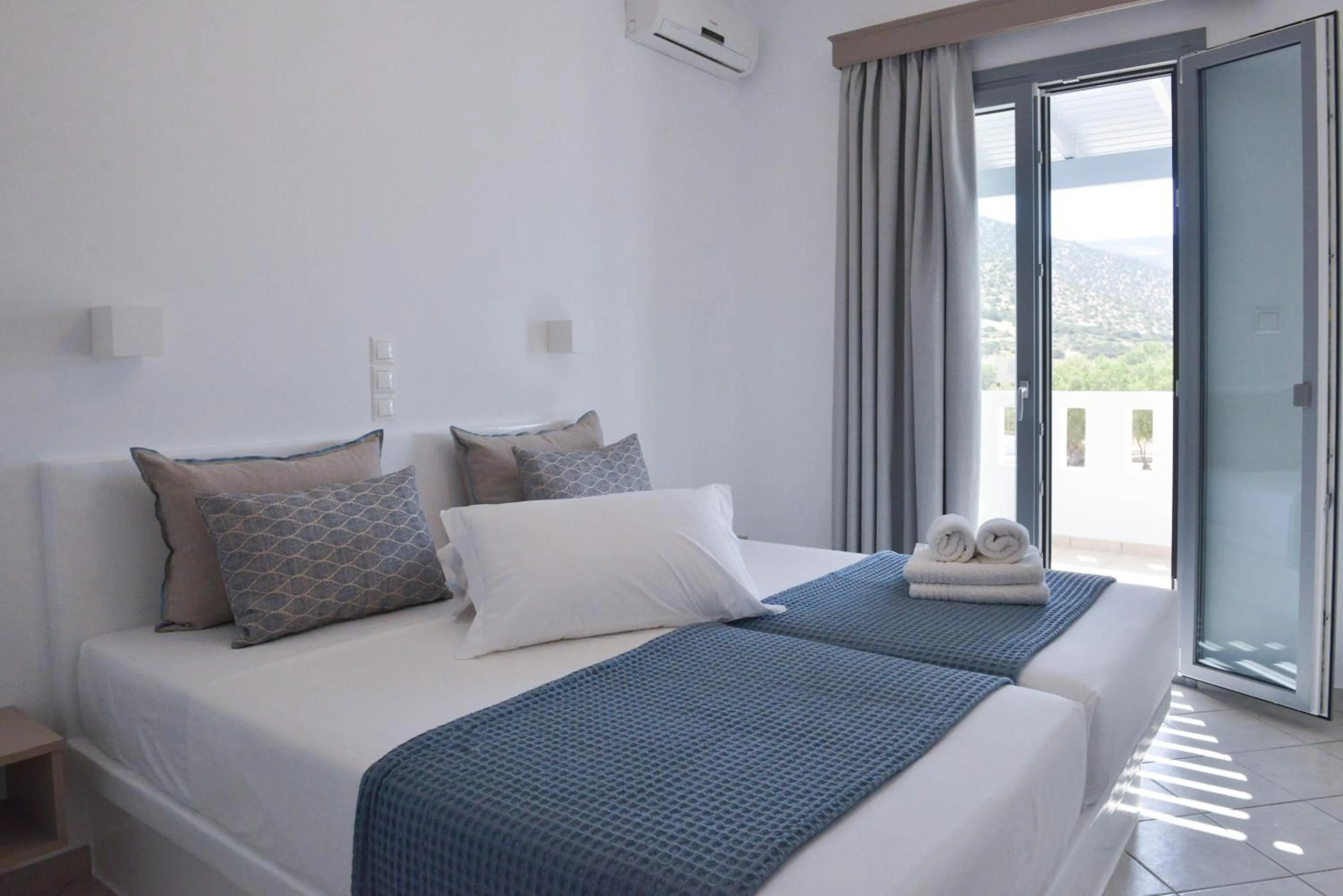 Bed in Paradise Studios