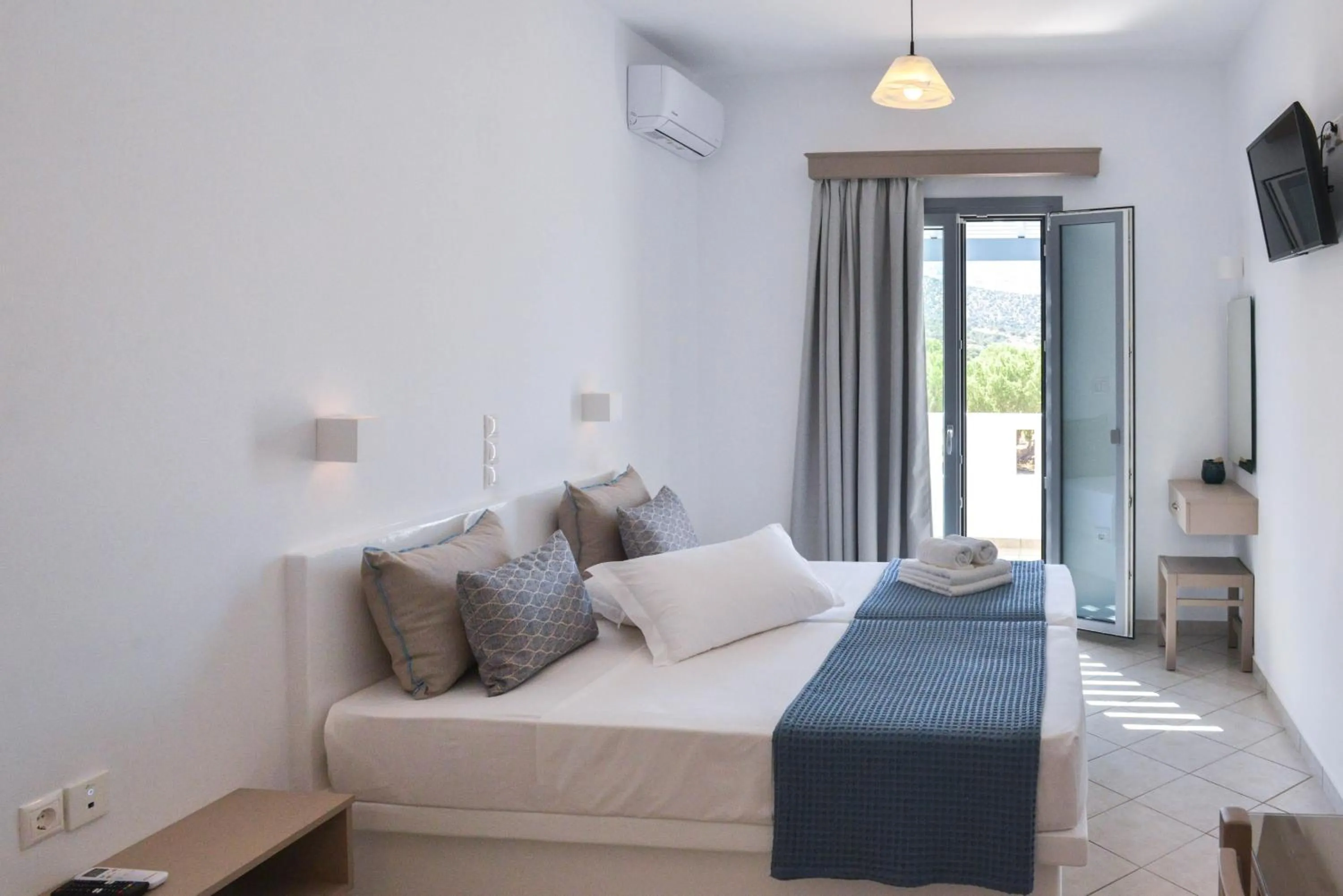 Bed in Paradise Studios