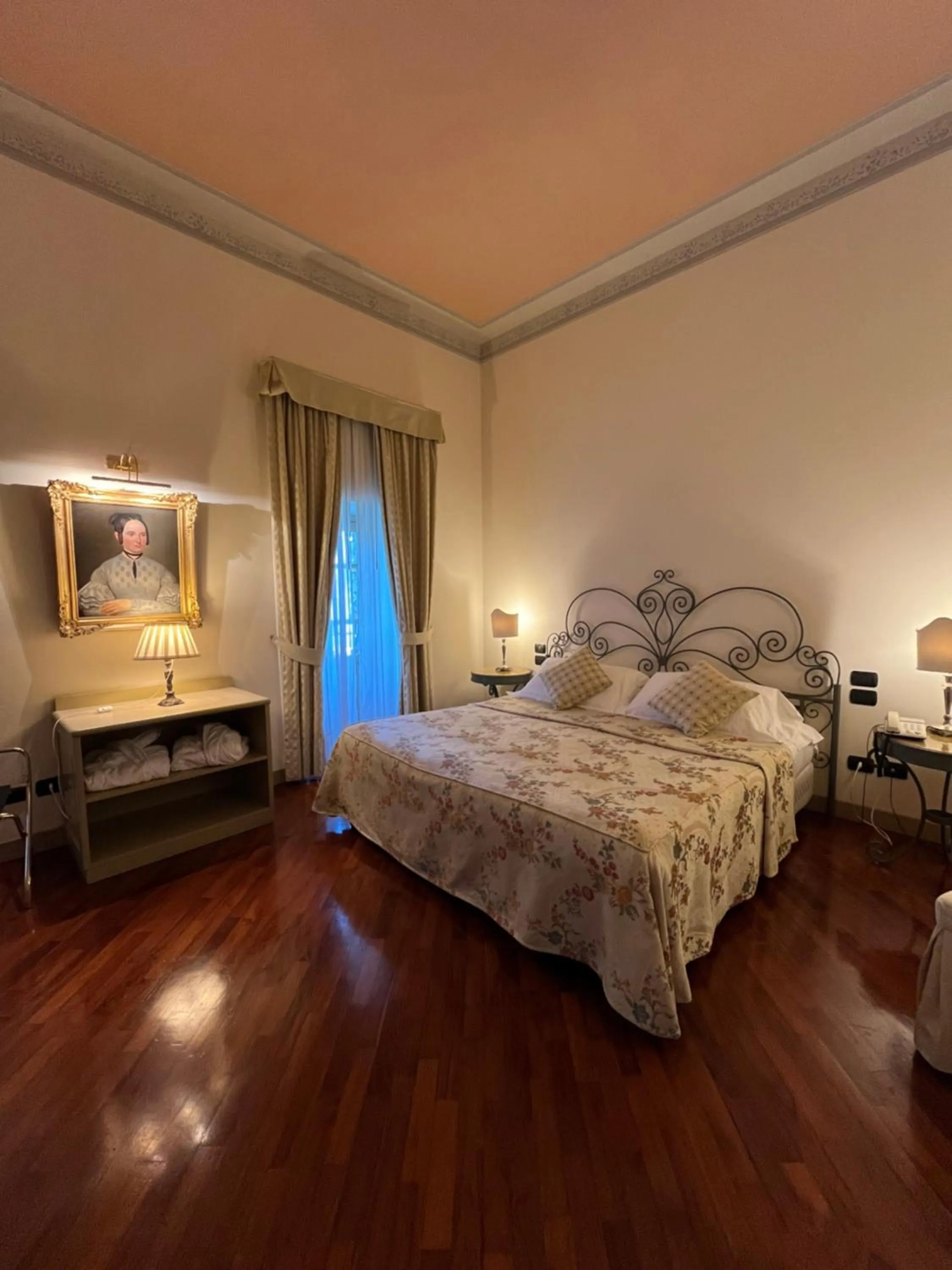 Bedroom, Bed in Romantik Hotel Relais Mirabella Iseo