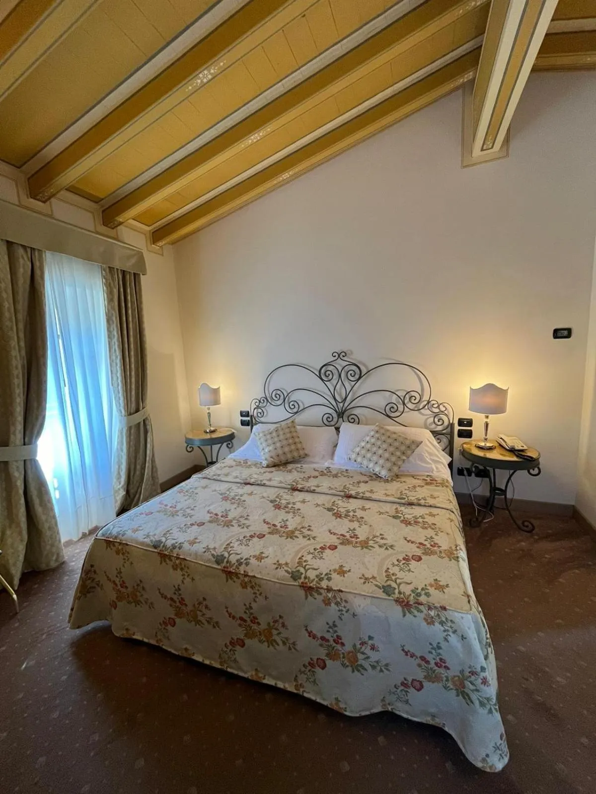 Photo of the whole room, Bed in Romantik Hotel Relais Mirabella Iseo