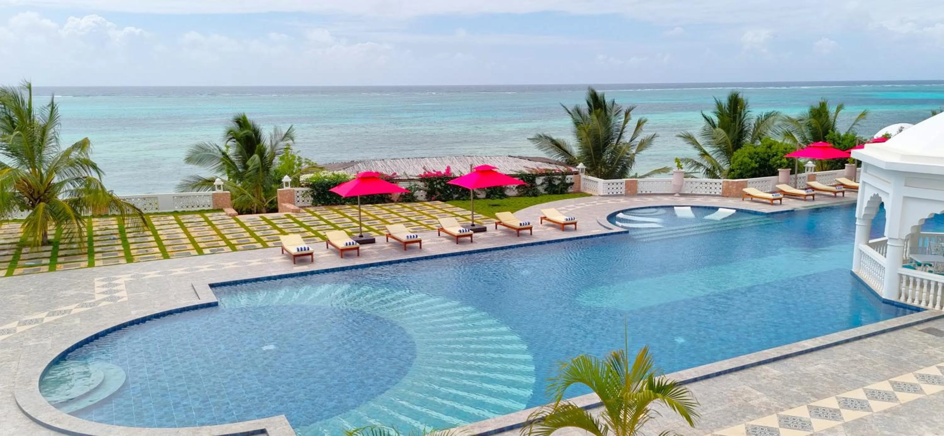 Swimming pool in Shukran Palace