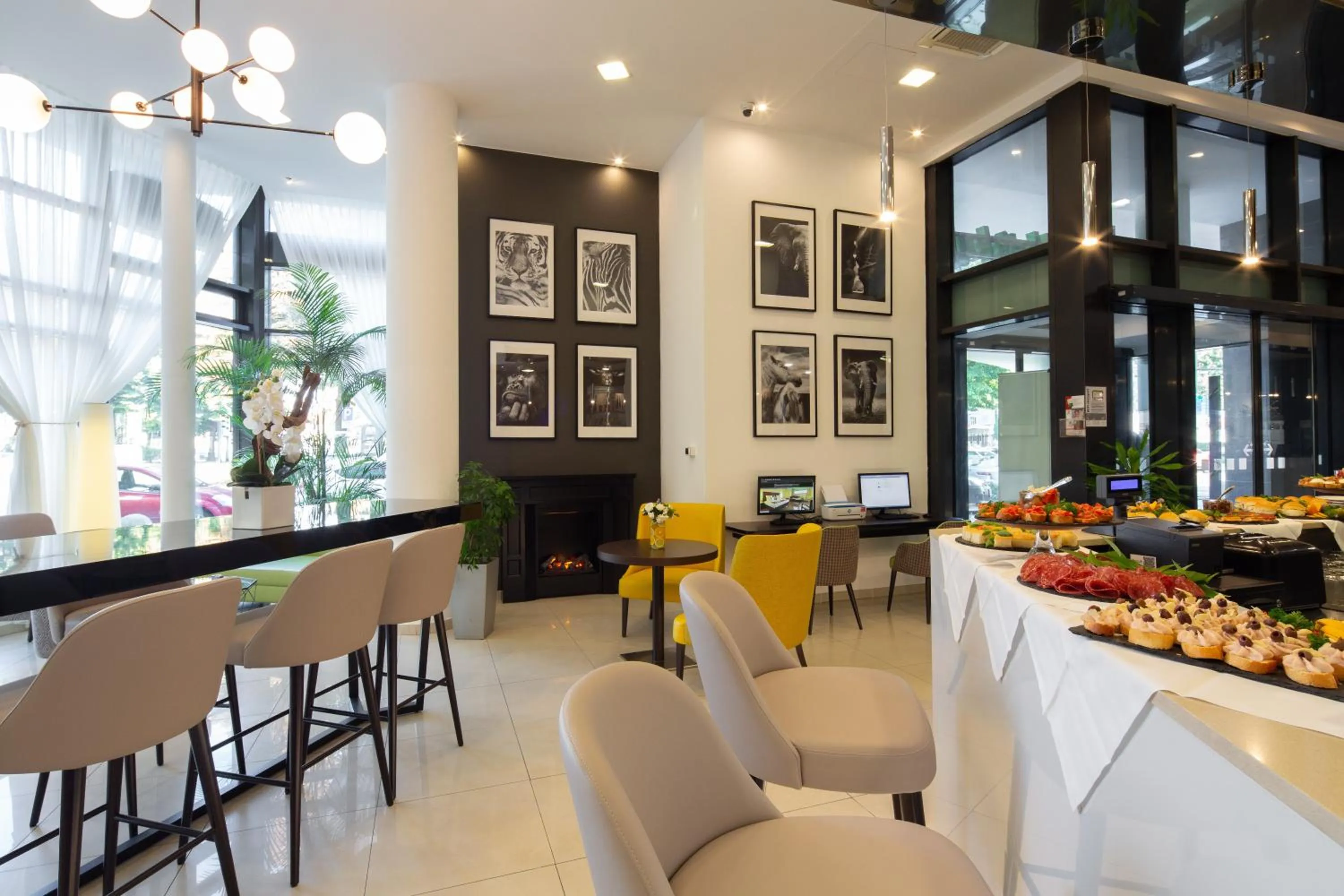 Lounge or bar in Holiday Inn Turin Corso Francia by IHG