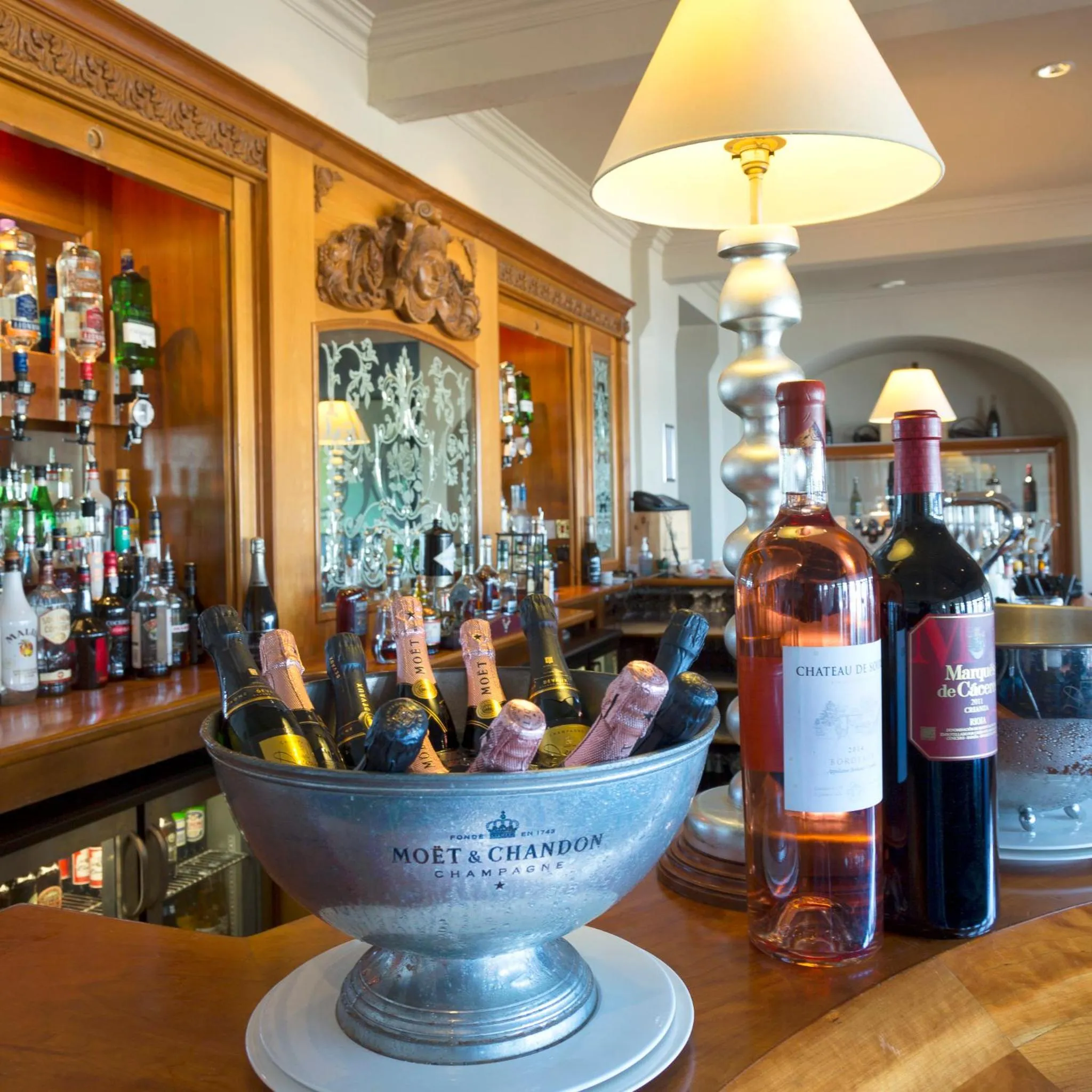 Drinks in Somerville Hotel