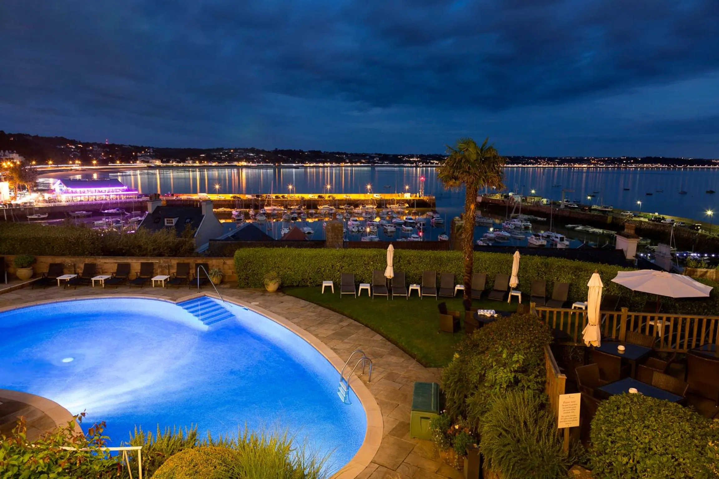 Swimming pool in Somerville Hotel