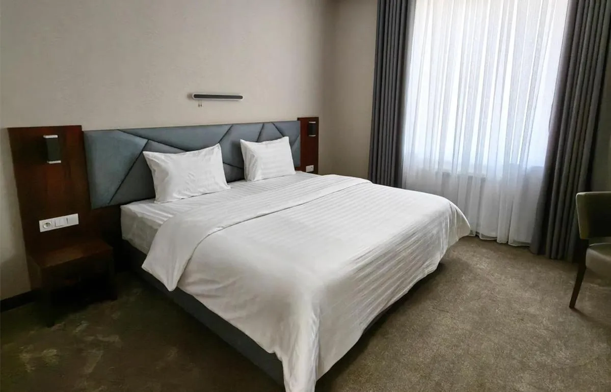 Bed in Reikartz Qarshi