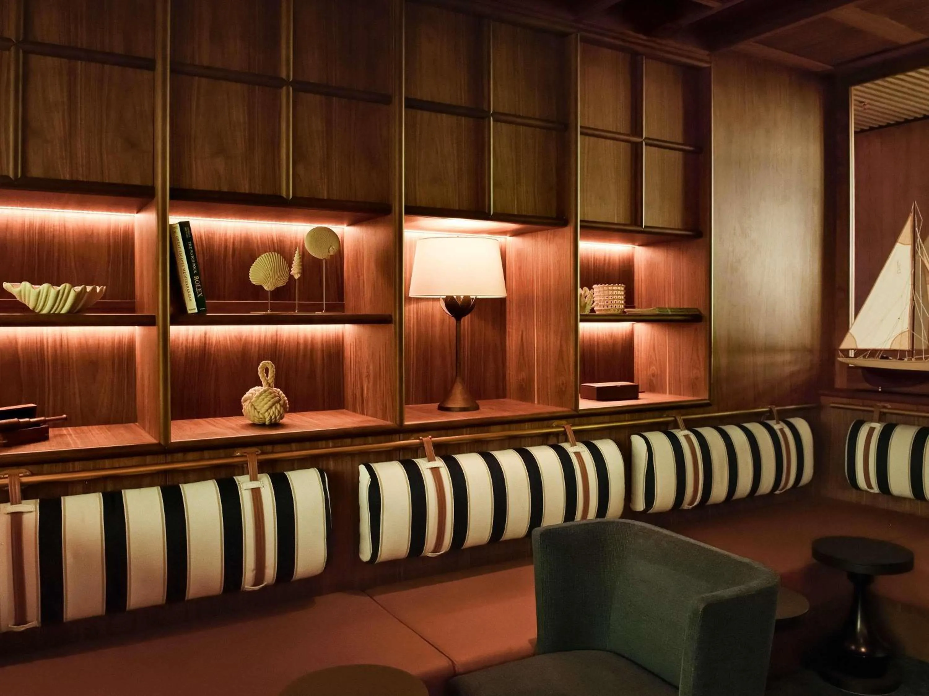 Lounge or bar in Novotel Abidjan Marcory