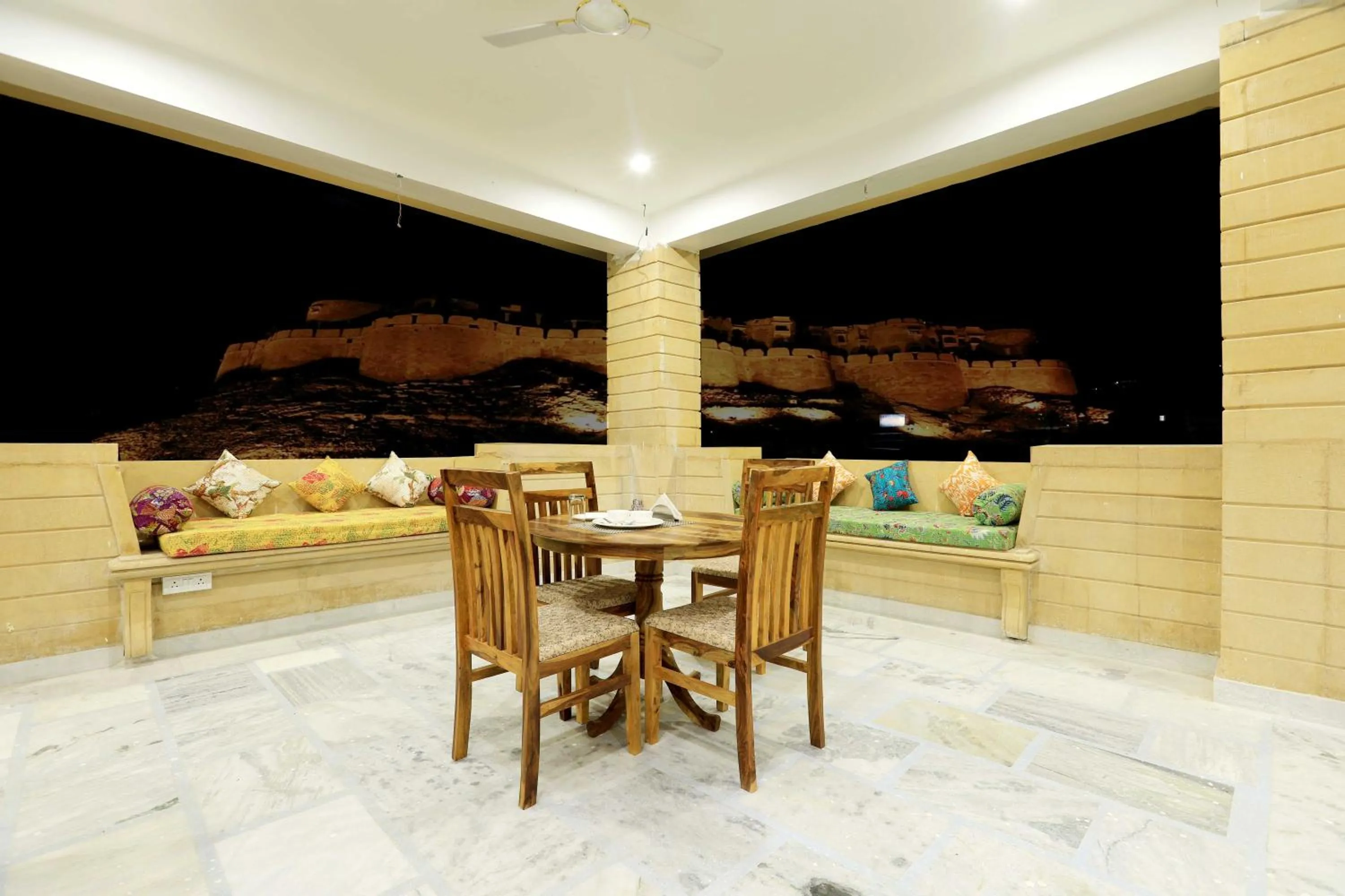 Restaurant/places to eat in Hotel Golden Signature