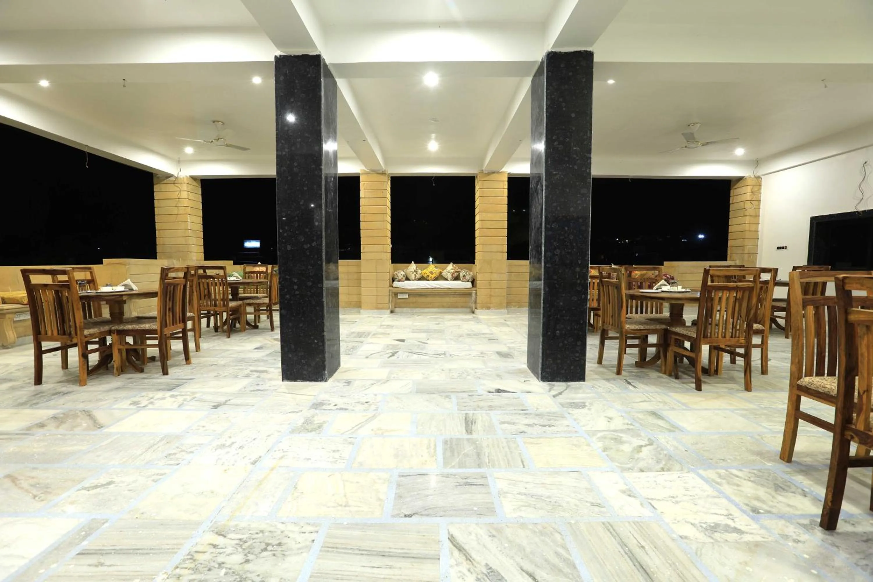 Restaurant/places to eat in Hotel Golden Signature