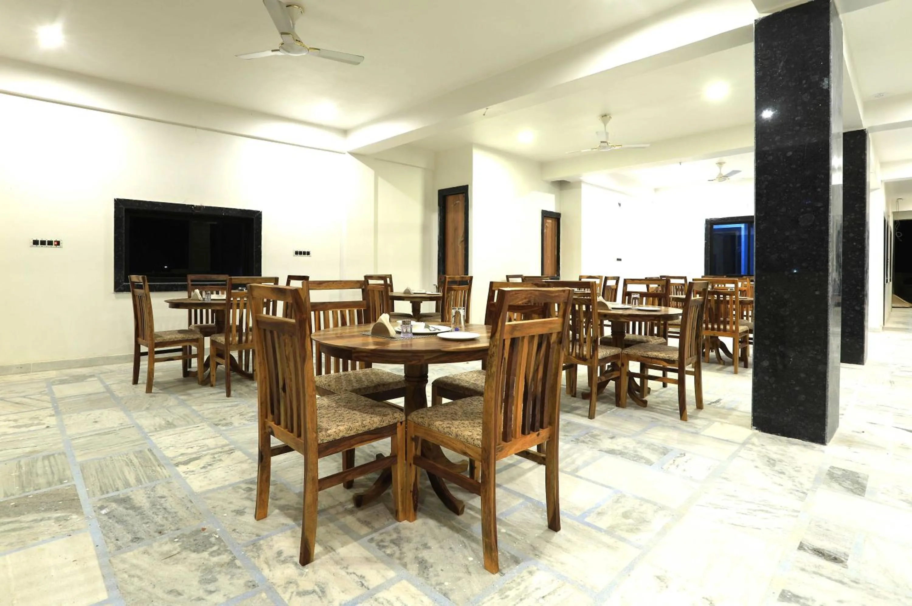 Restaurant/places to eat in Hotel Golden Signature