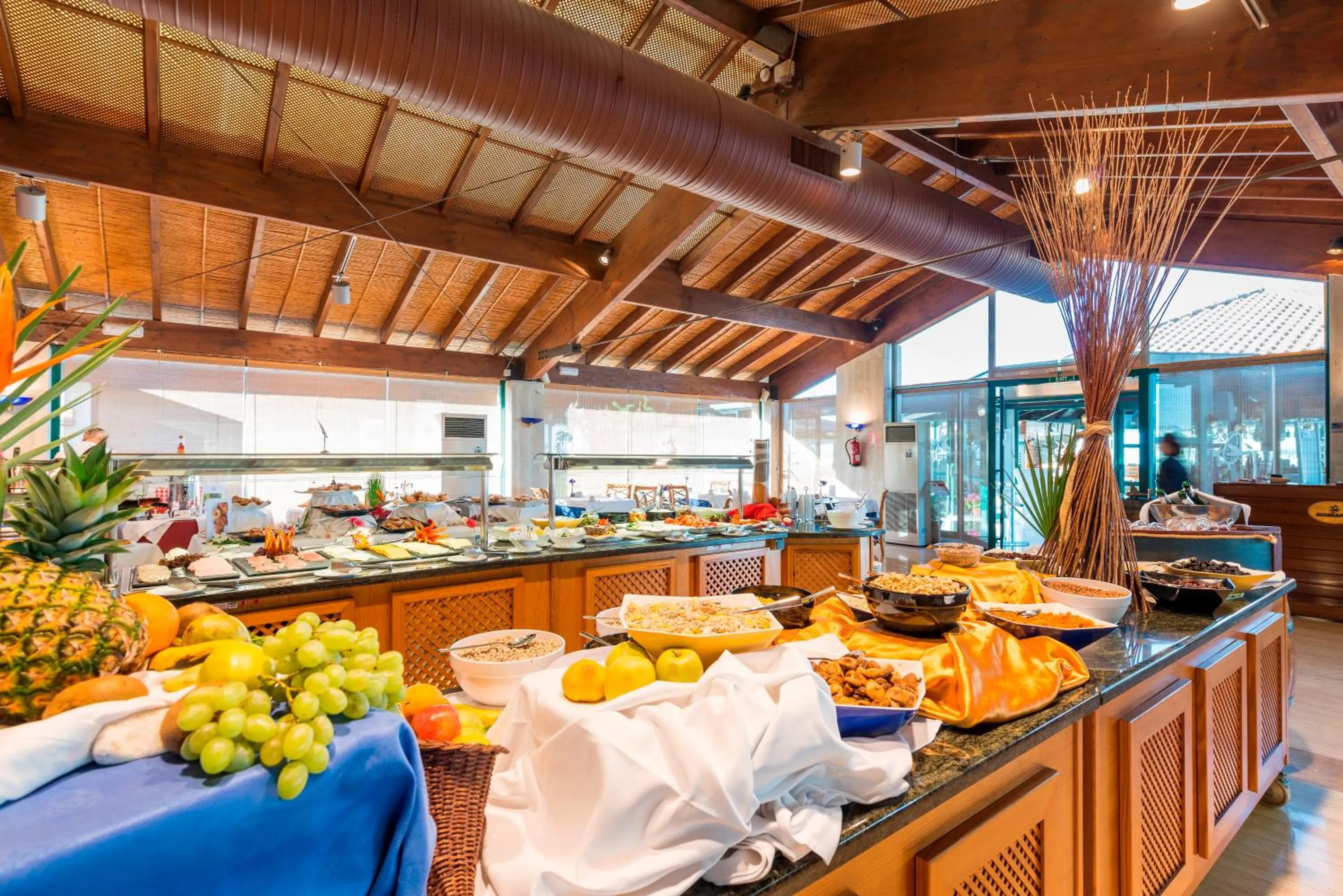 Buffet breakfast in Botel Alcudiamar - Alojamiento para Navegantes