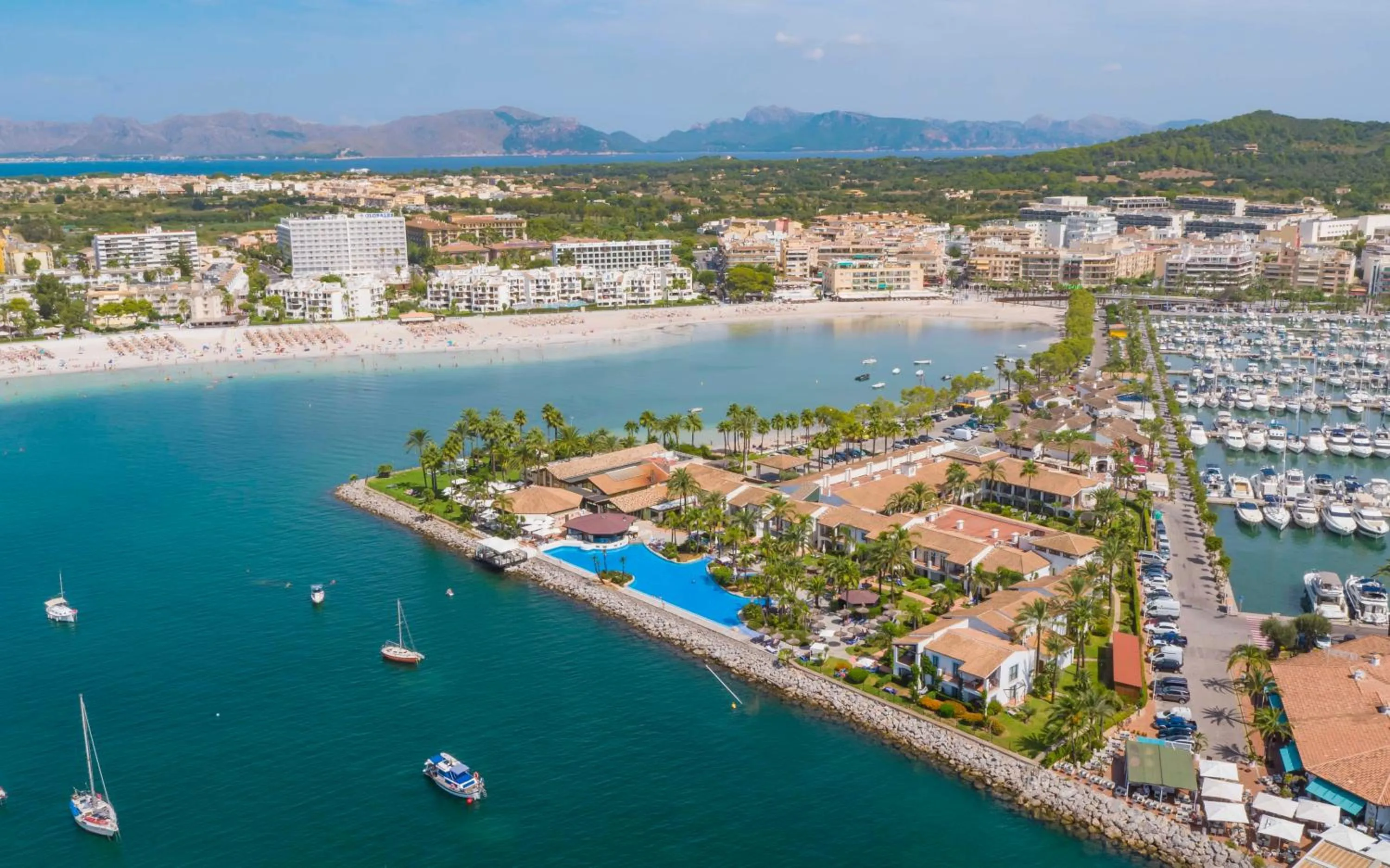 Property building in Botel Alcudiamar - Alojamiento para Navegantes