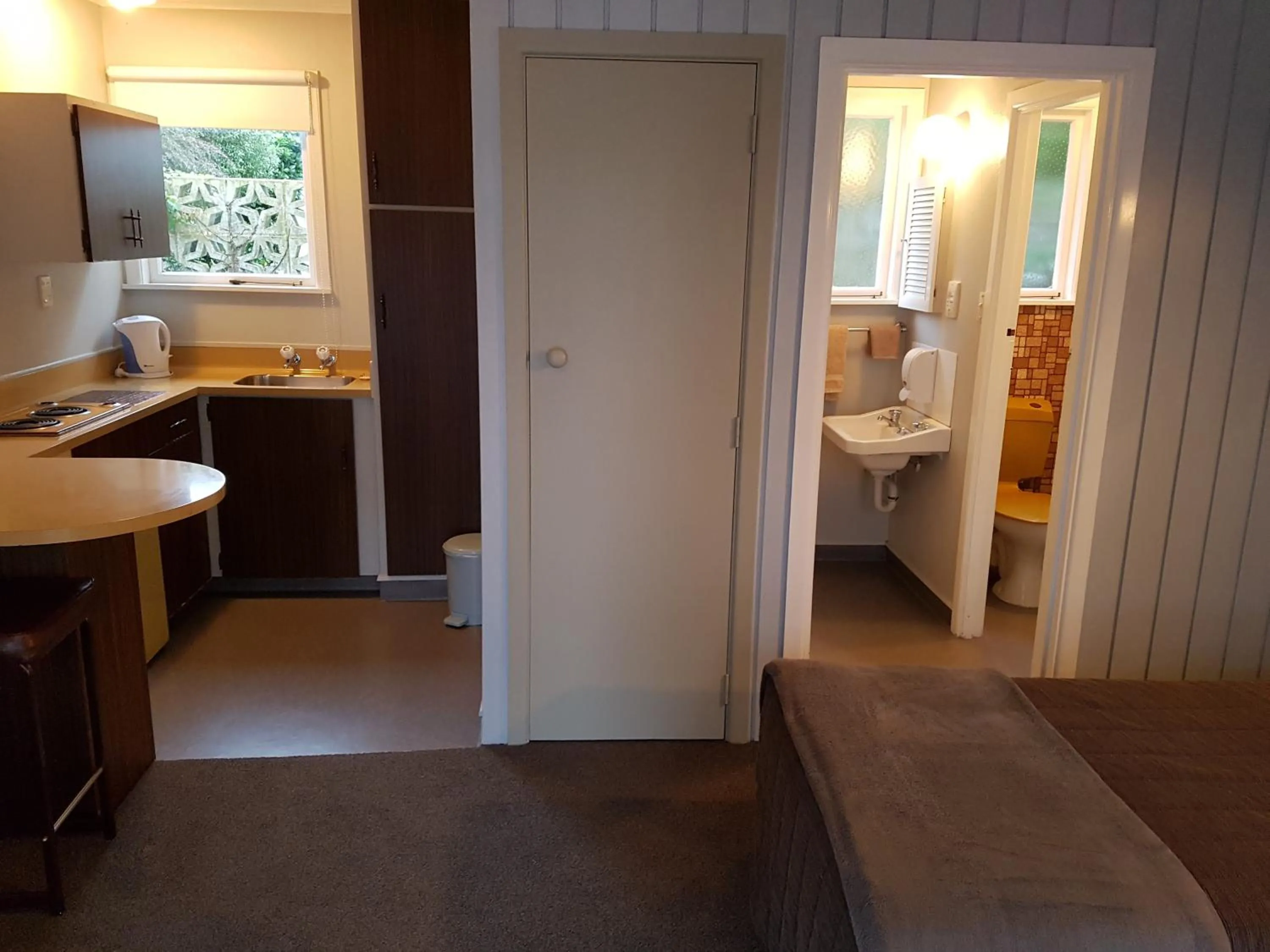 Bed in Camberley Court Motel