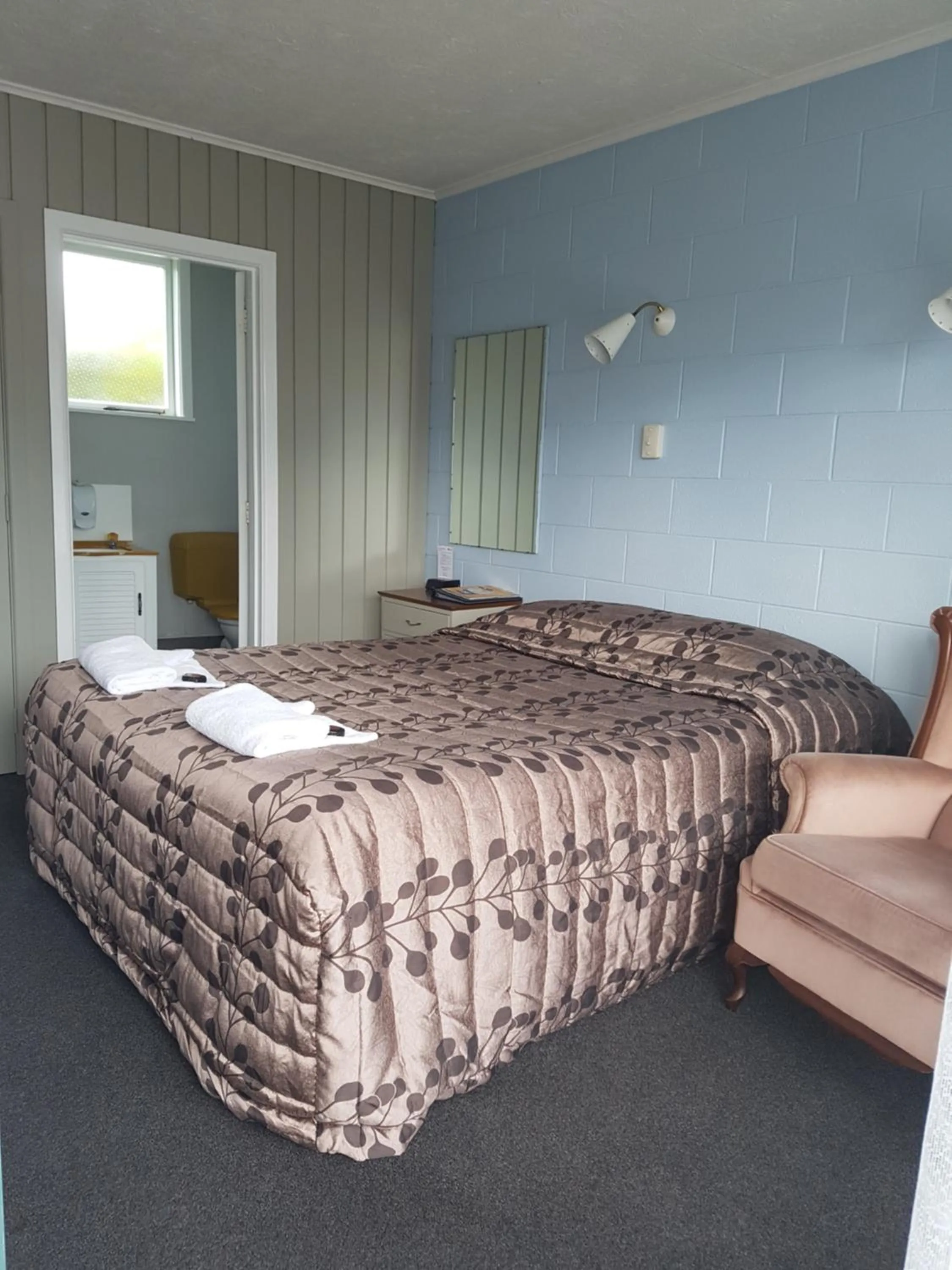 Bed in Camberley Court Motel