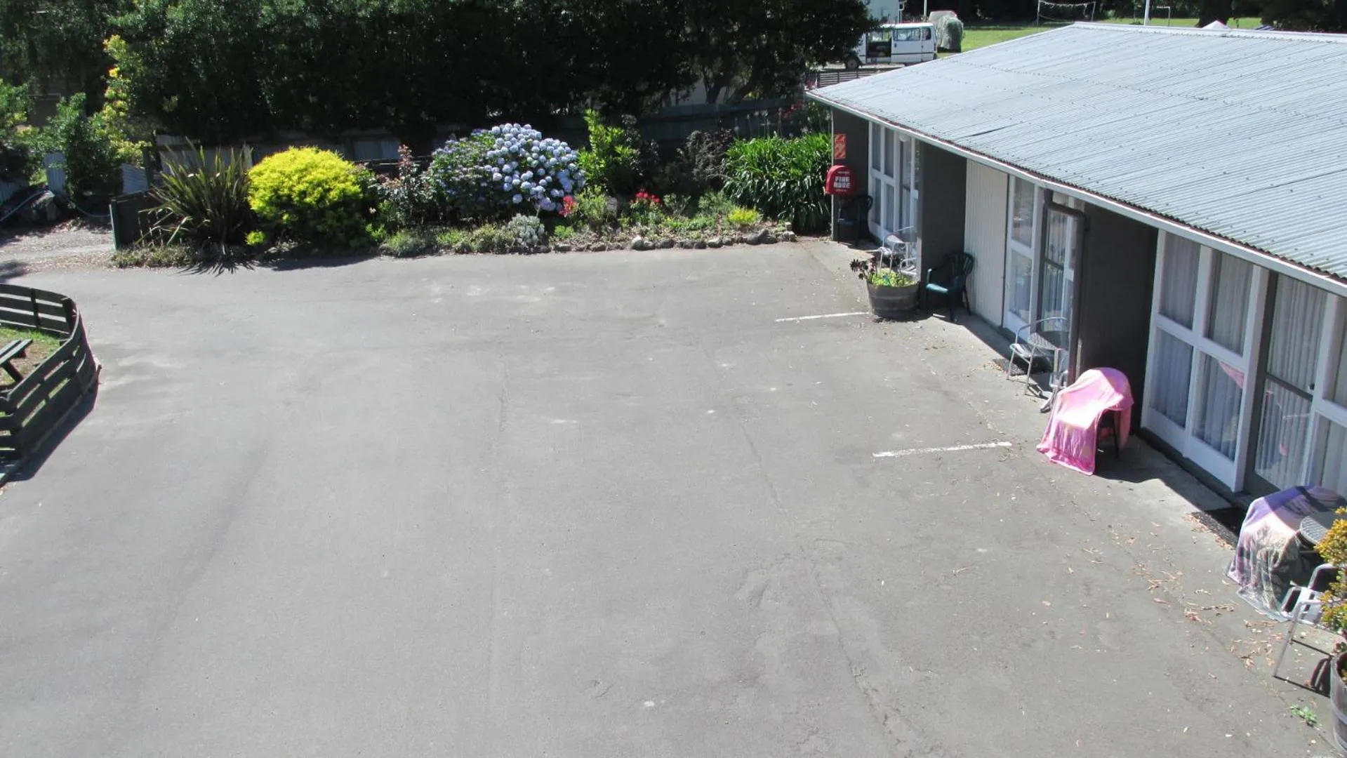 Garden in Camberley Court Motel