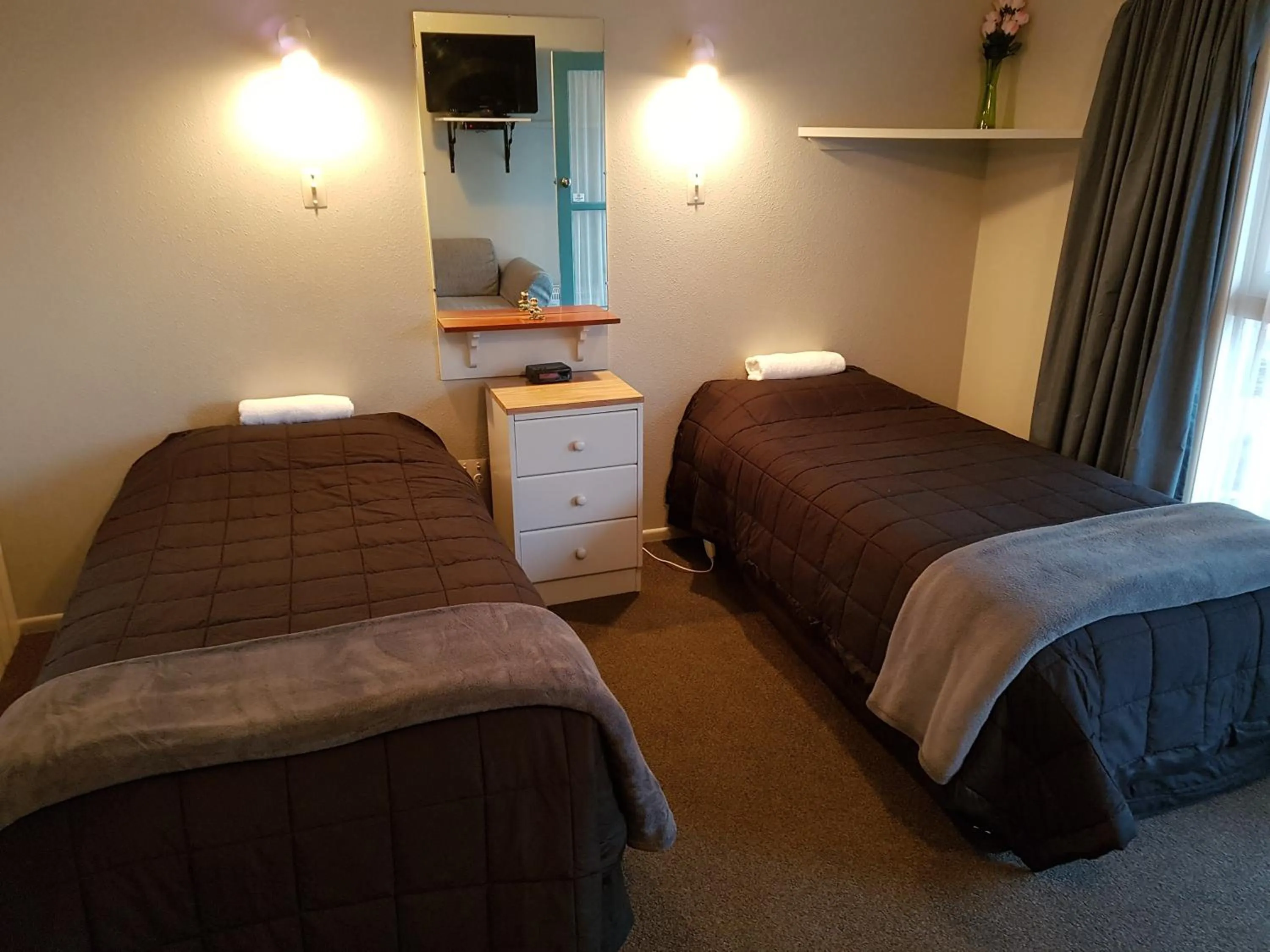 Bedroom, Bed in Camberley Court Motel