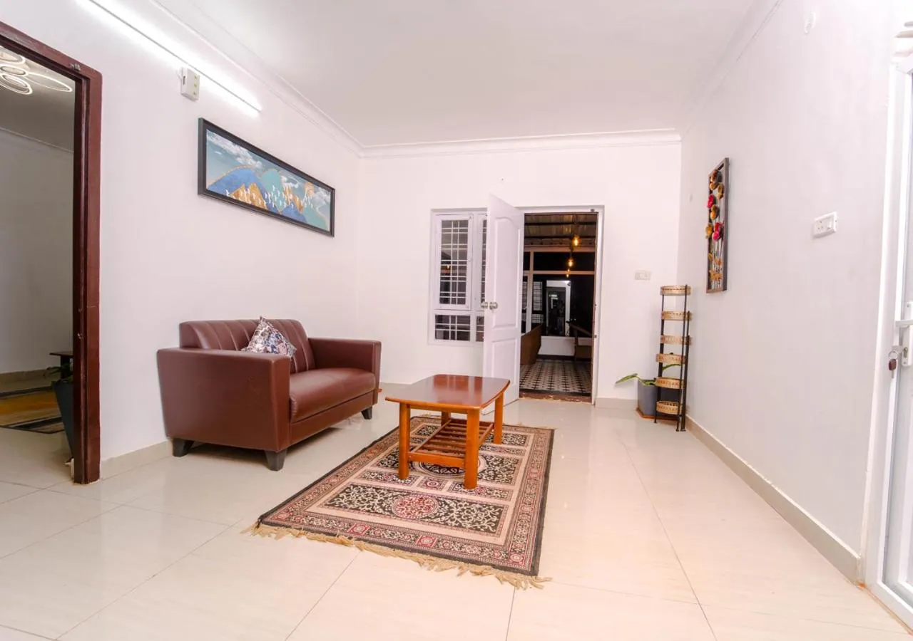 Communal lounge/ TV room in Silent Retreat Ooty Pool Resort by VOYE HOMES