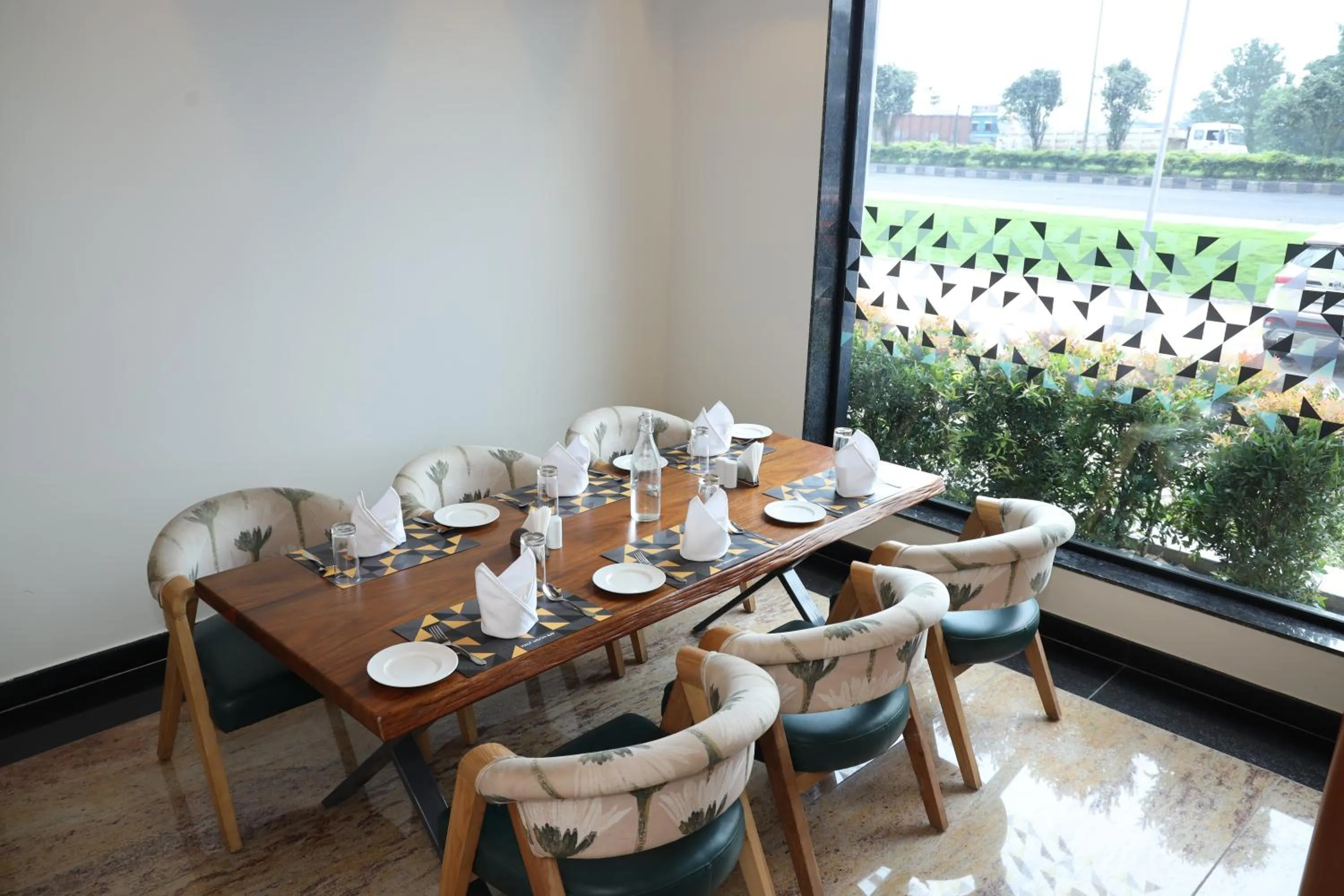 Restaurant/places to eat in The Citi Residenci Hotel, Banskopa