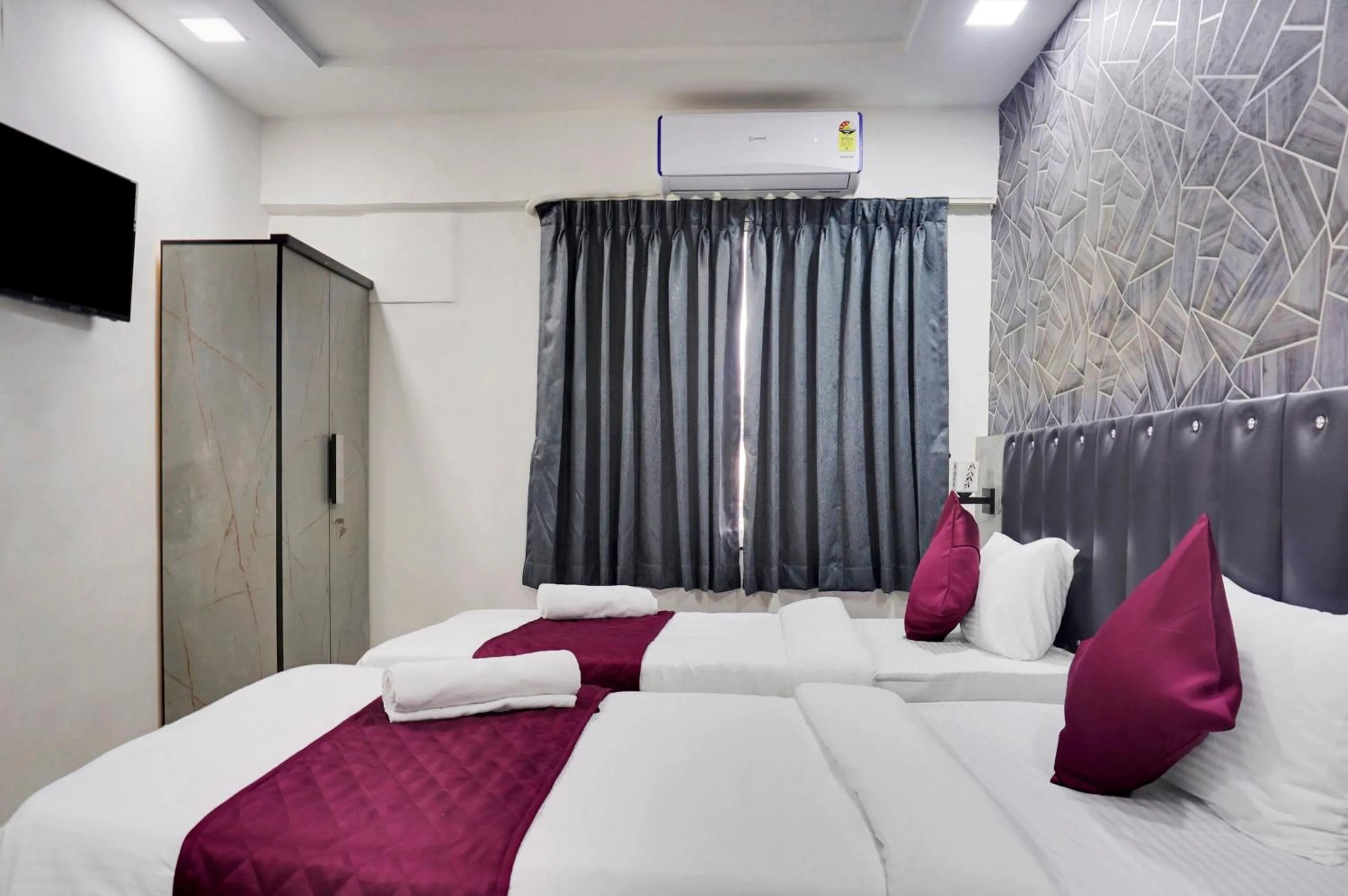 View (from property/room), Bed in Hotel Orchard Park