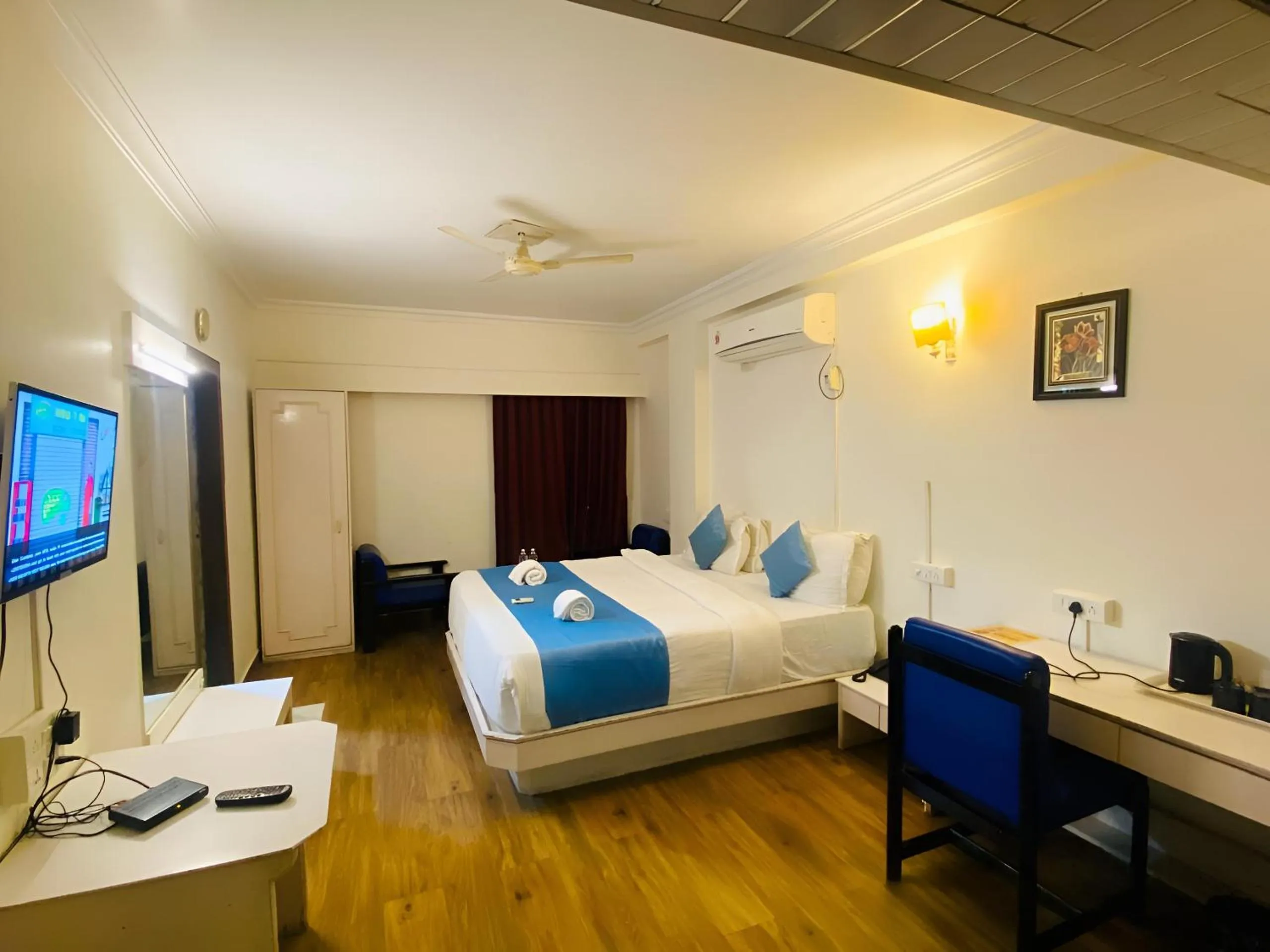 Bedroom, Bed in Hotel Crown