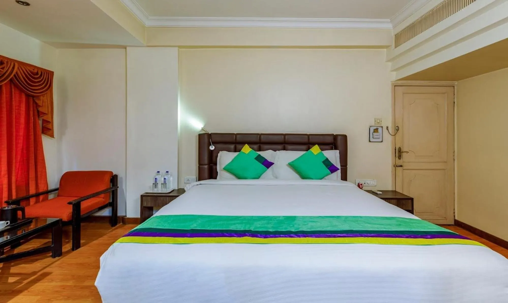 Bedroom, Bed in Hotel Crown