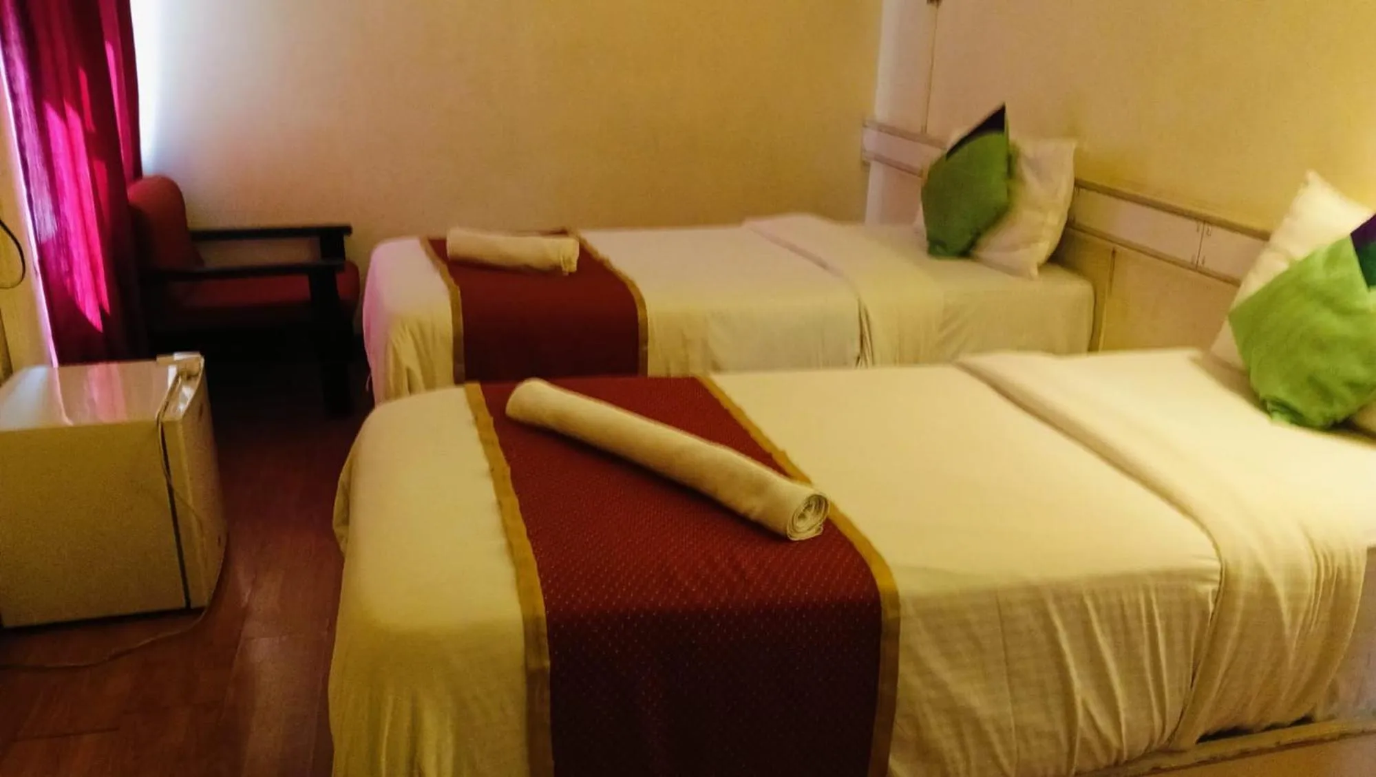 Living room, Bed in Hotel Crown