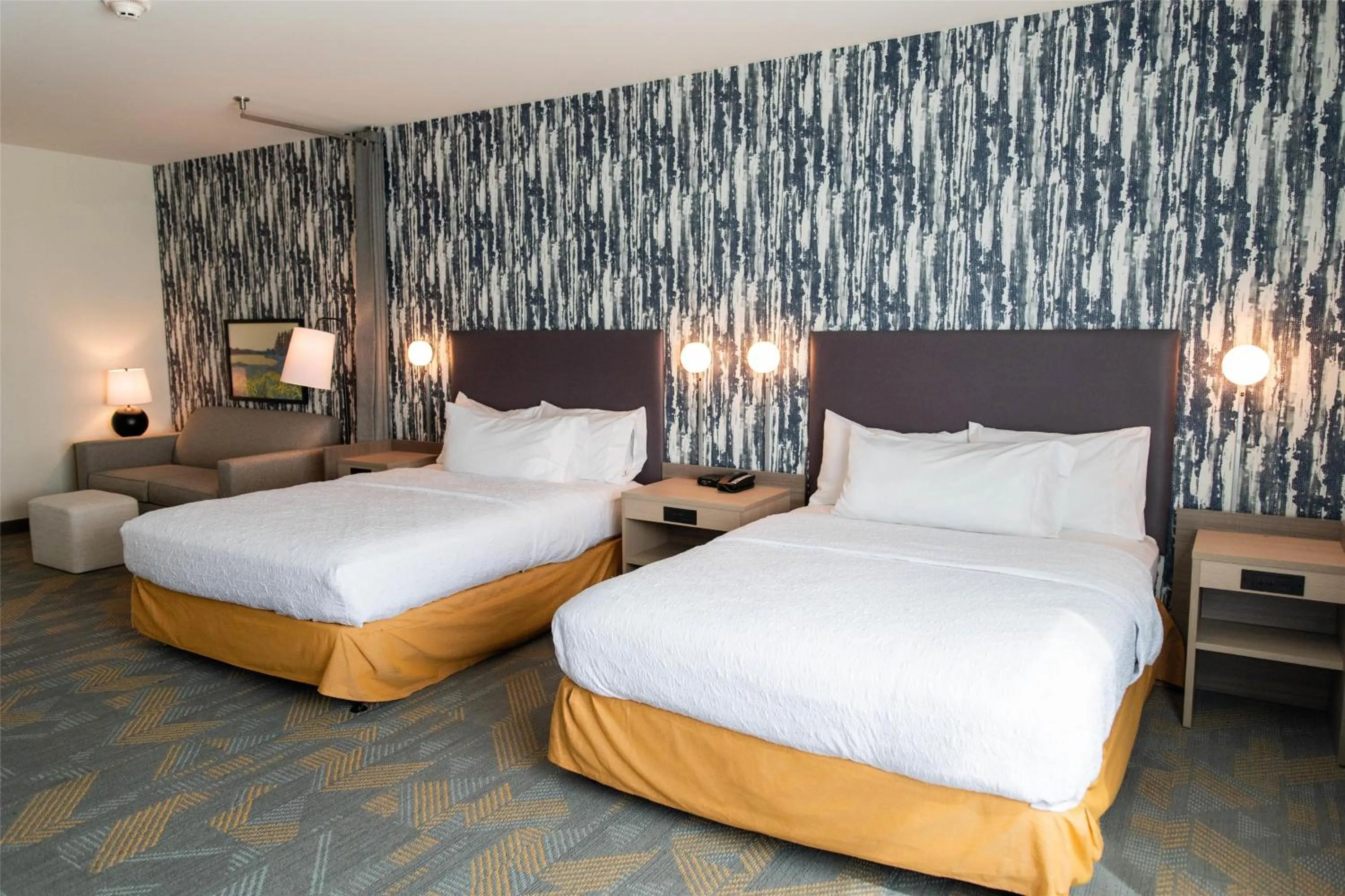 Living room, Bed in Home2 Suites By Hilton Effingham