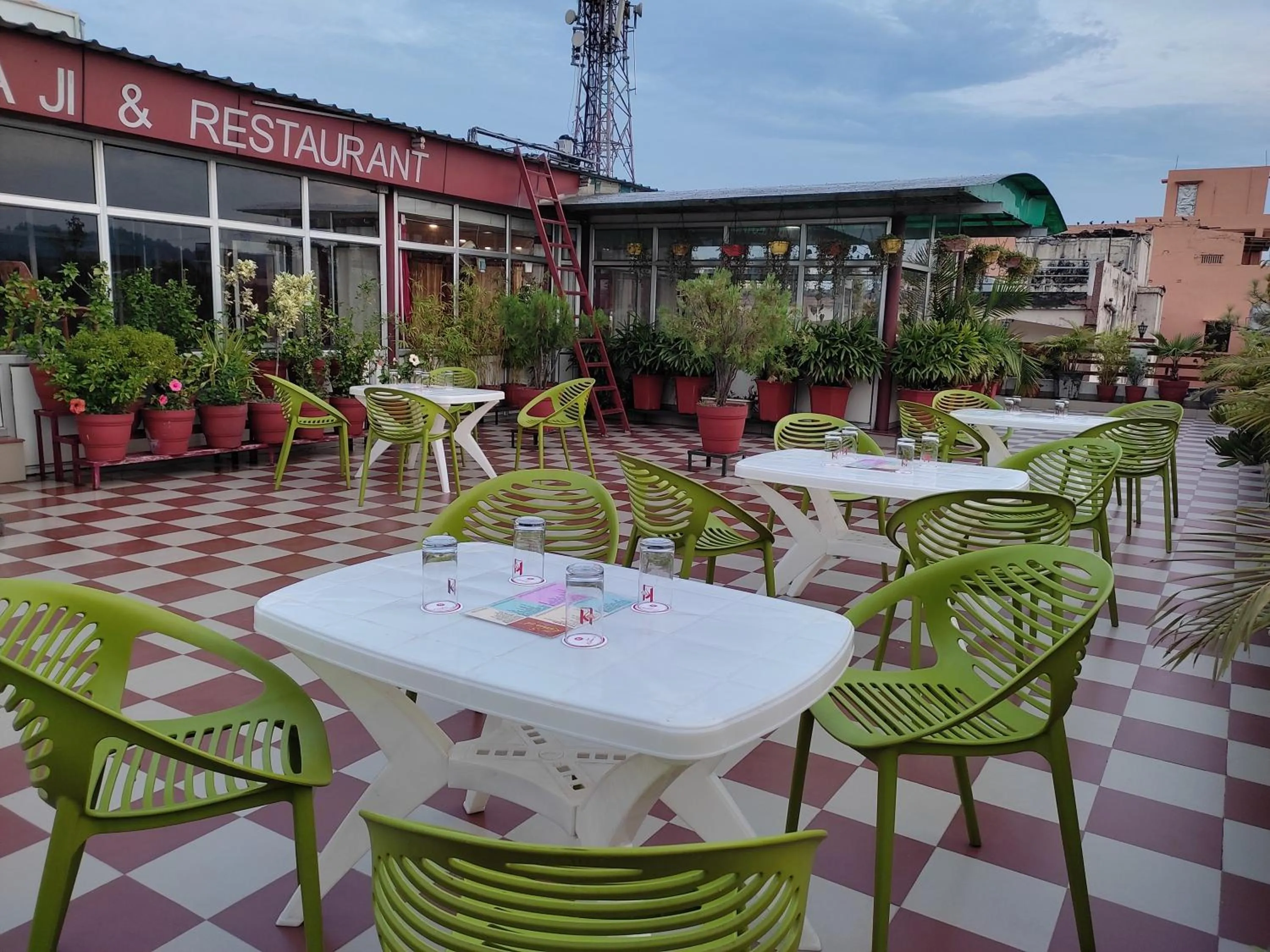 Restaurant/places to eat in Hotel Krishna Ji