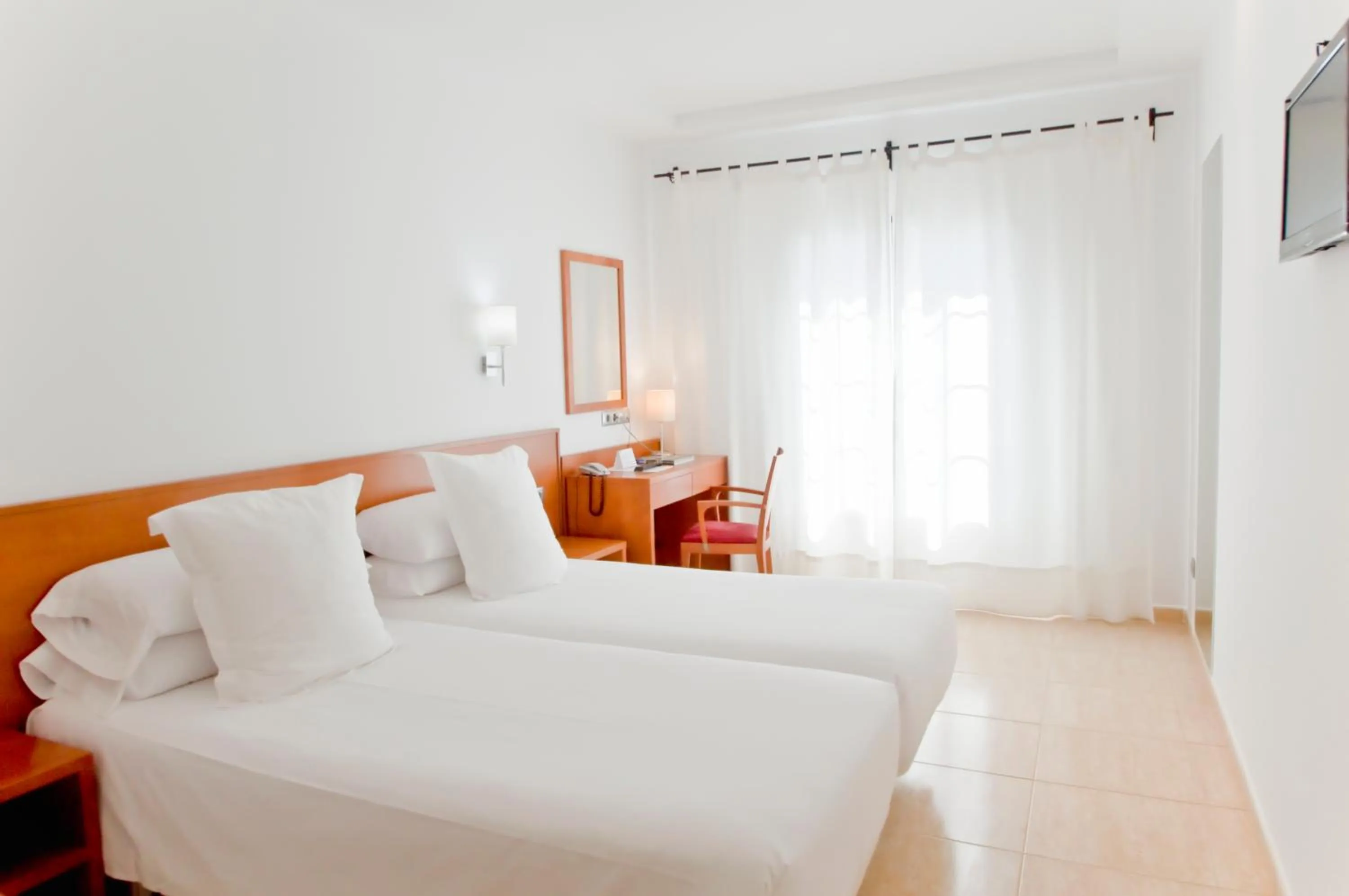 Photo of the whole room, Bed in Hotel Jeni & Restaurant