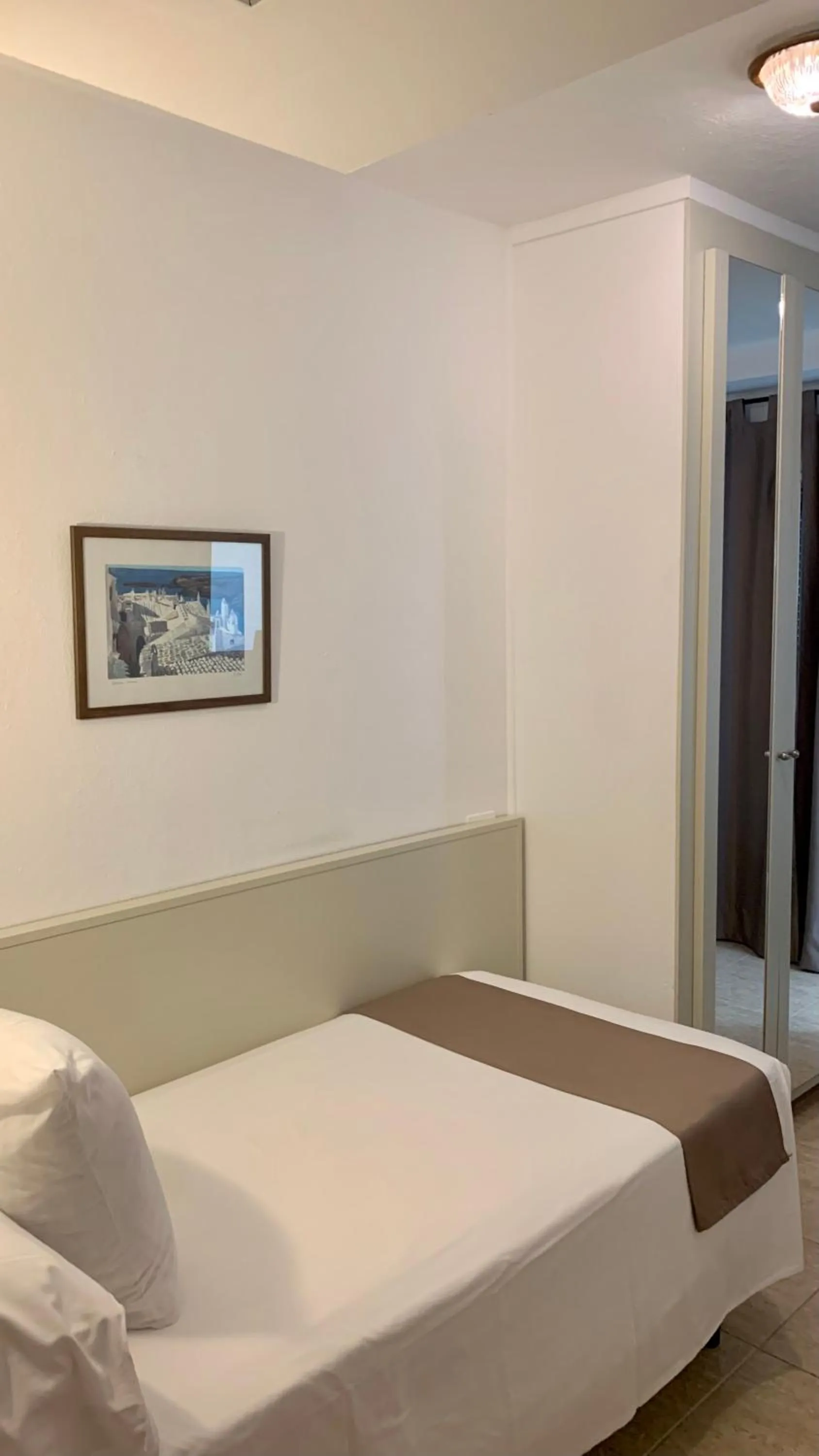 Bed in Hotel Jeni & Restaurant