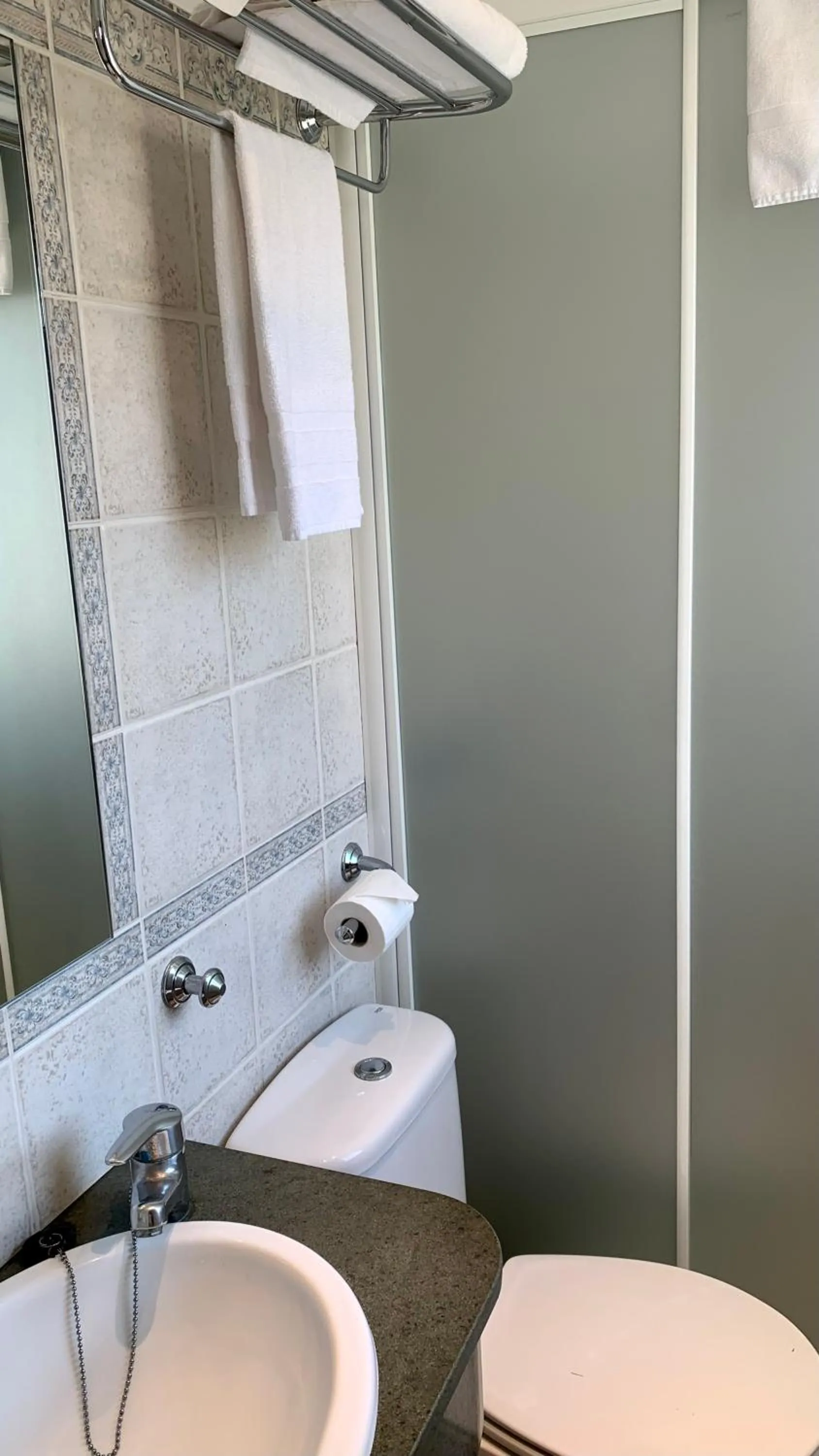 Shower in Hotel Jeni & Restaurant