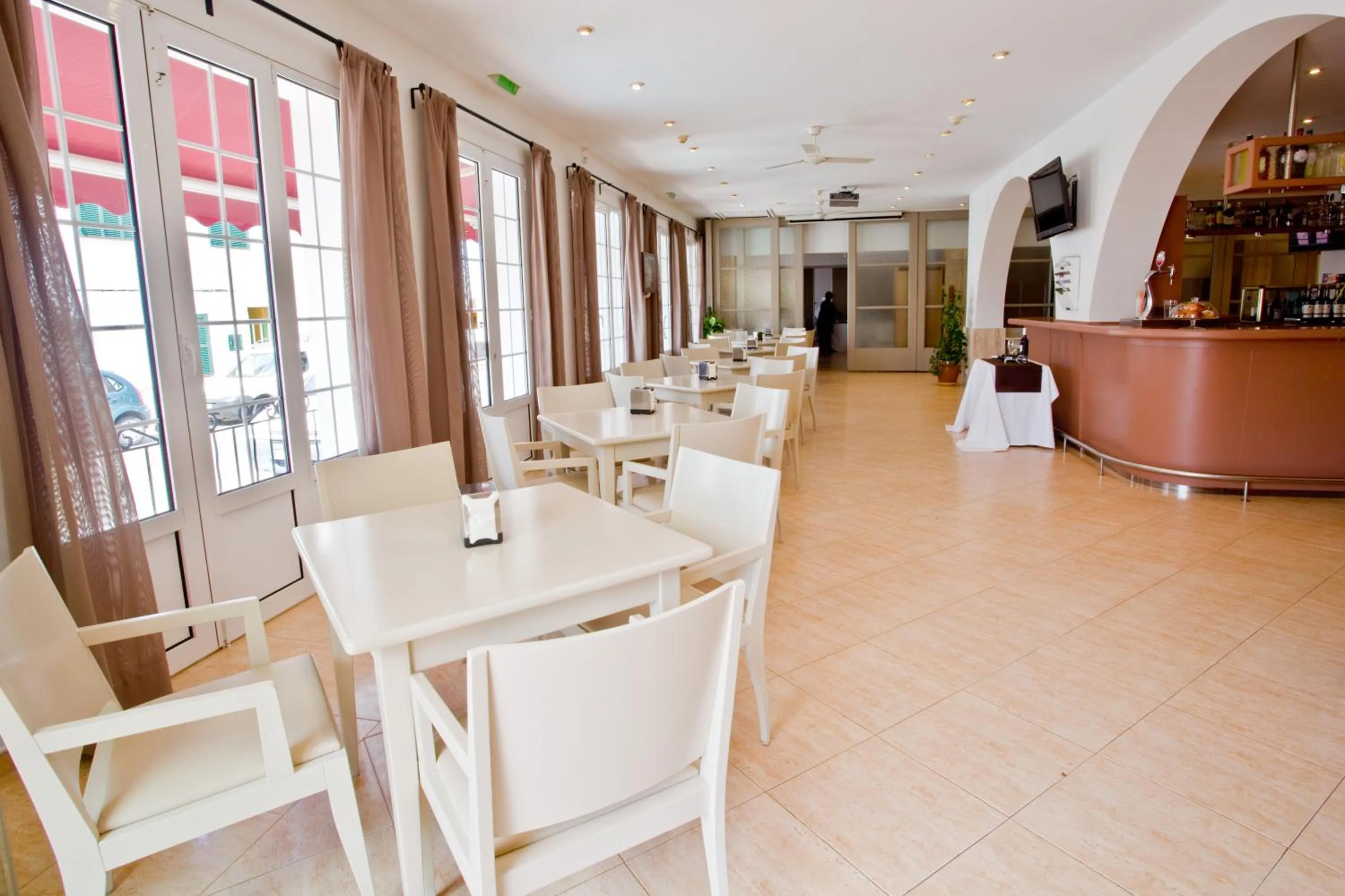 Restaurant/places to eat in Hotel Jeni & Restaurant