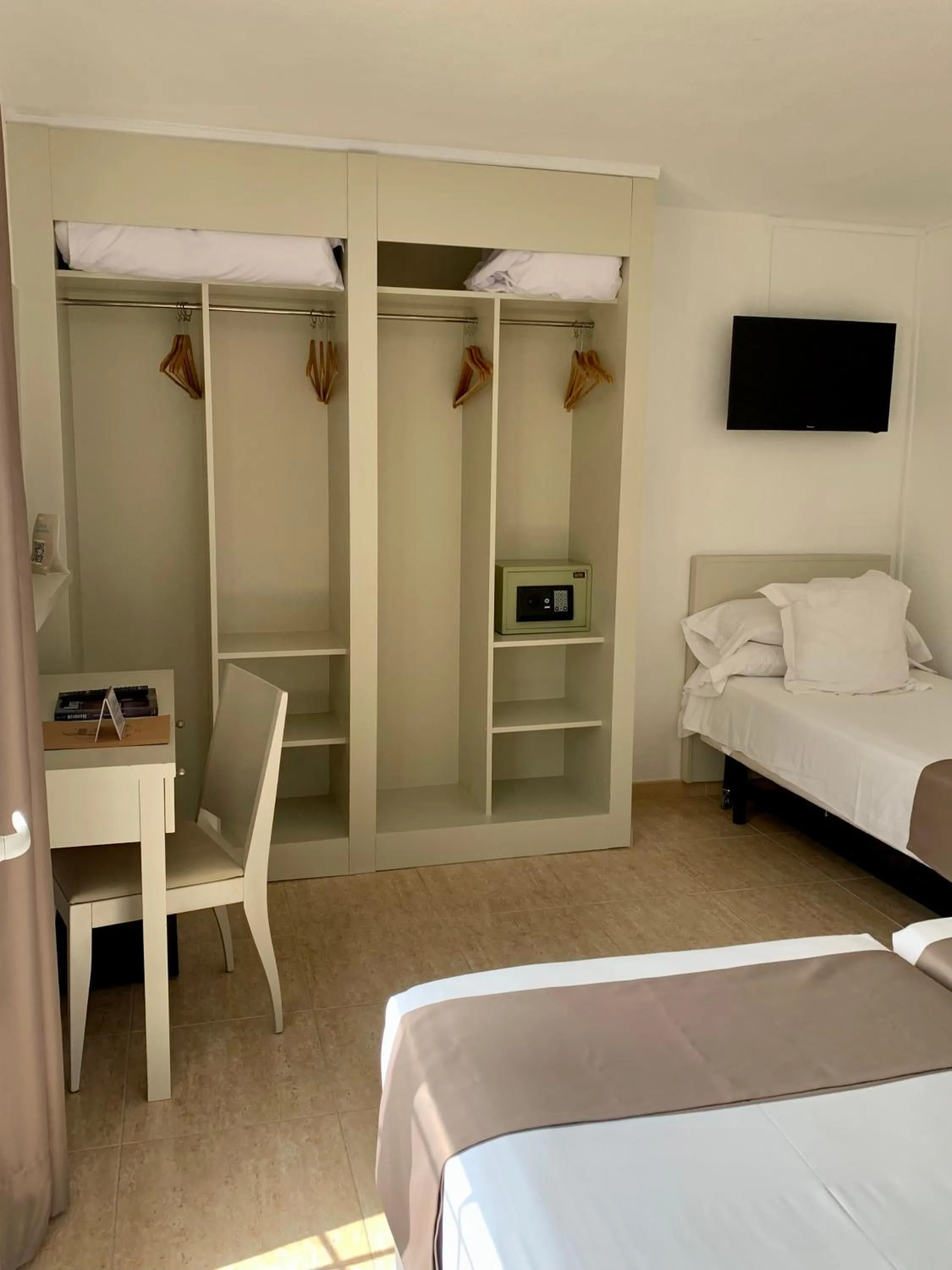 Bed in Hotel Jeni & Restaurant